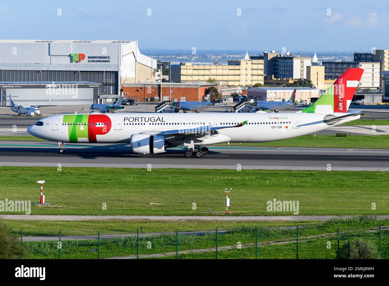 TAP Air Portugal Airbus A330 neo aereo atterrando all'aeroporto di Lisbona. Aeromobile A330neo di TAP Portogallo. Foto Stock