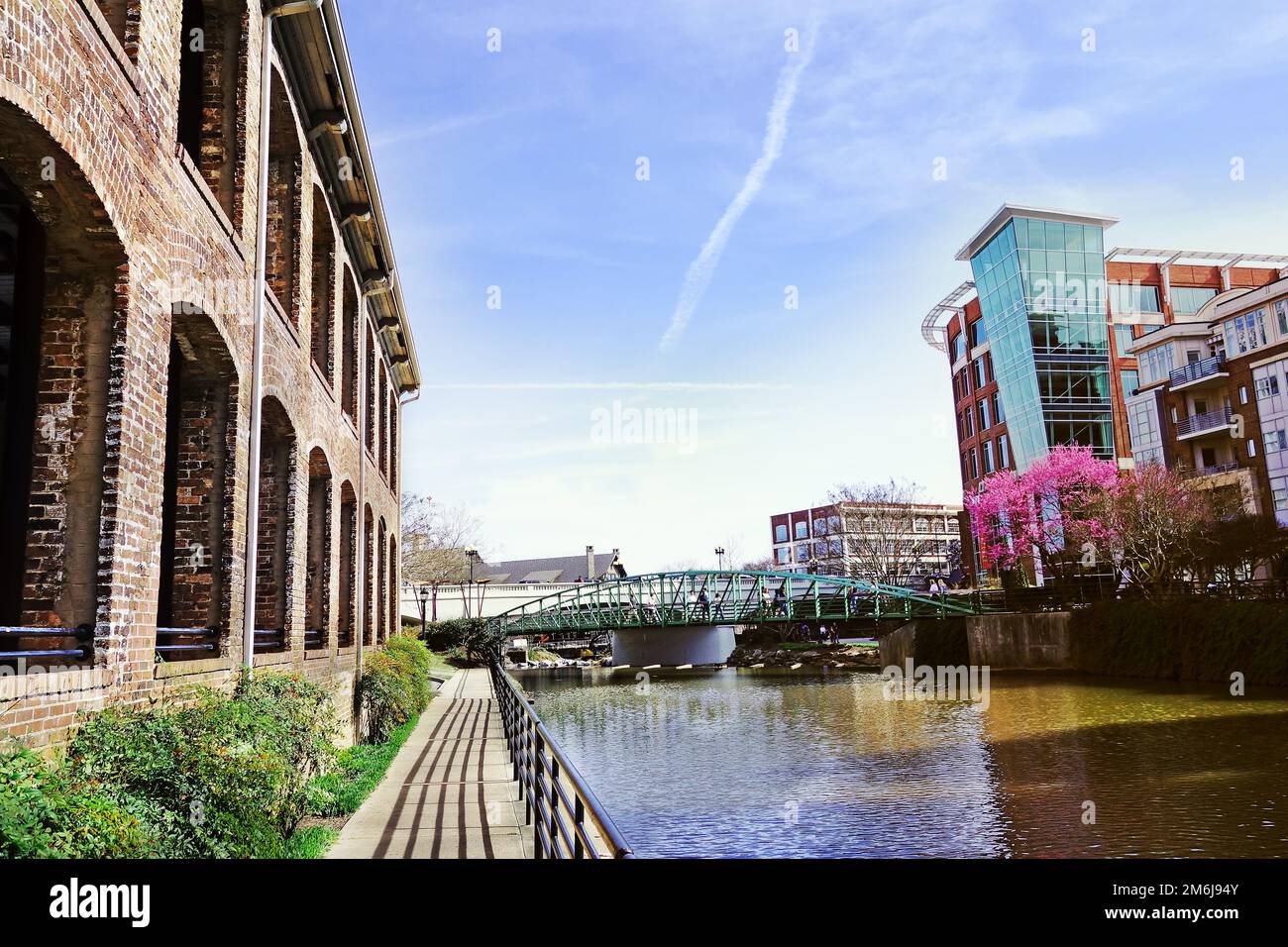 Il ponte Eugenia Duke sul fiume Reedy nel pittoresco centro di Greenville, South Carolina Foto Stock