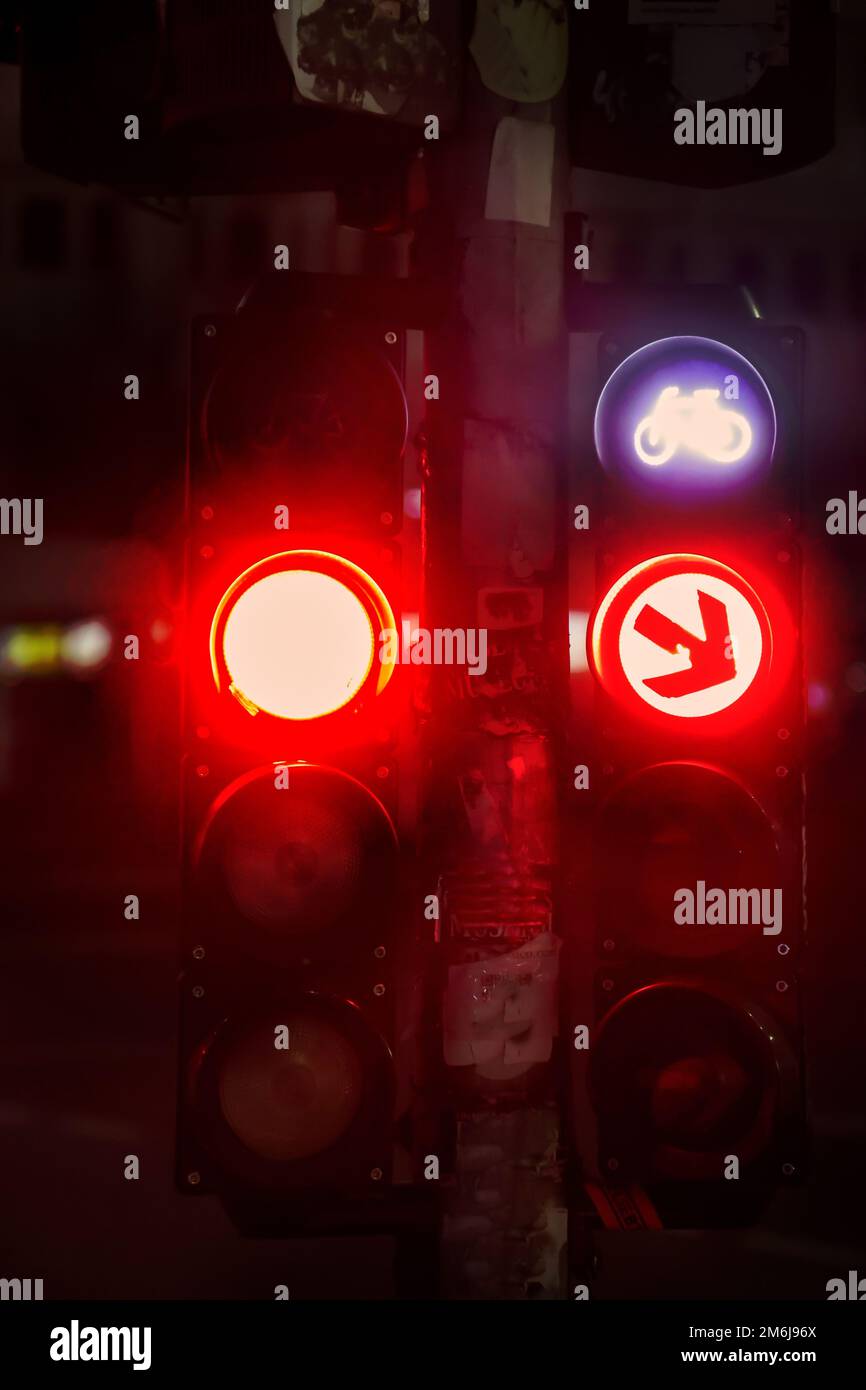 Un sistema di semafori in corrispondenza di un incrocio stradale in funzione. Foto Stock