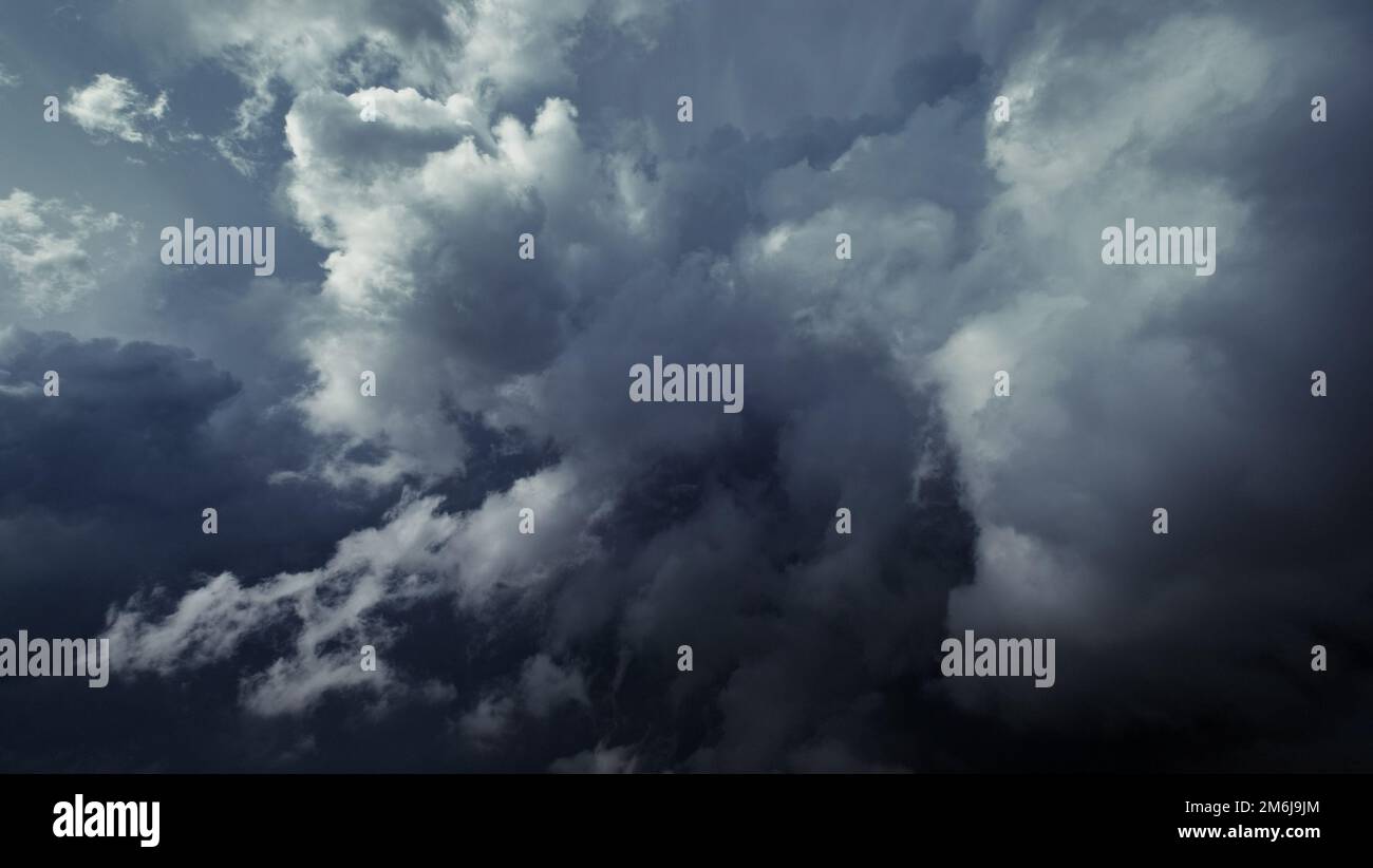 Scuri drammatici nuvole di tempesta Foto Stock