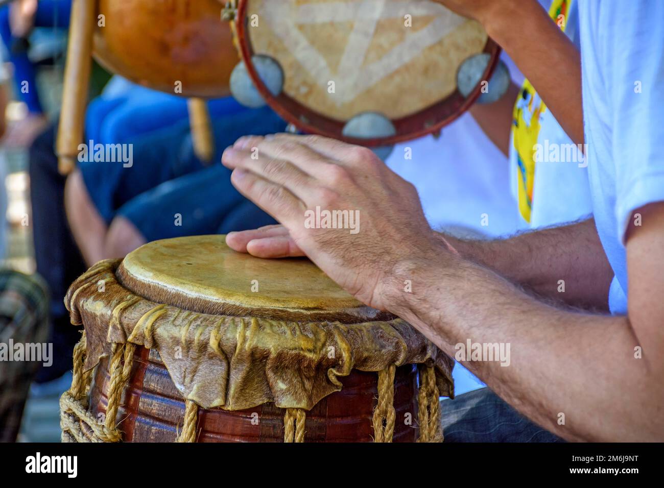 Strumento di percussione di legno rustico chiamato atabaque Foto Stock