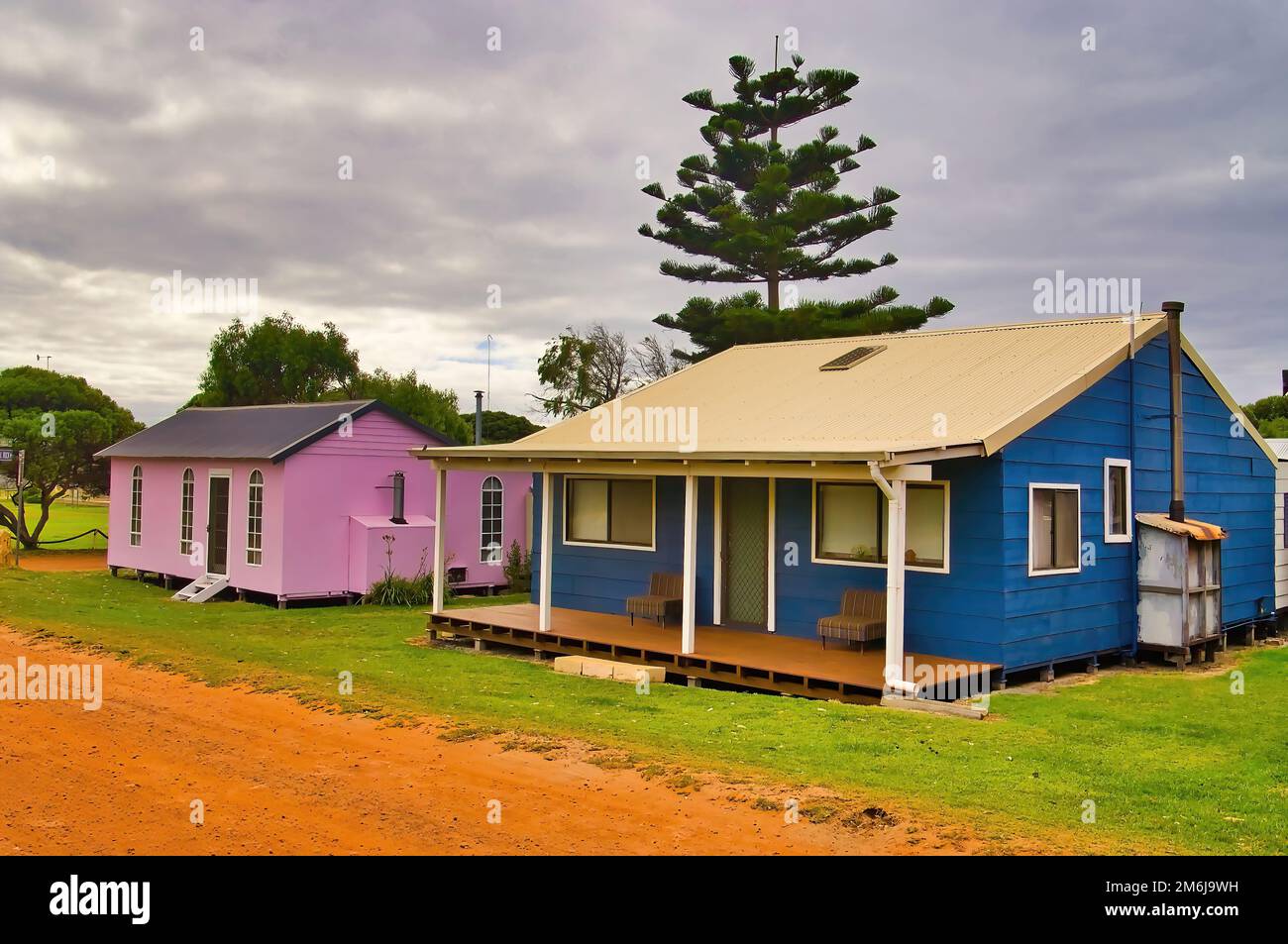 Cottage di legno blu e piccola chiesa rosa nel villaggio di Pemberton, Australia Occidentale Foto Stock