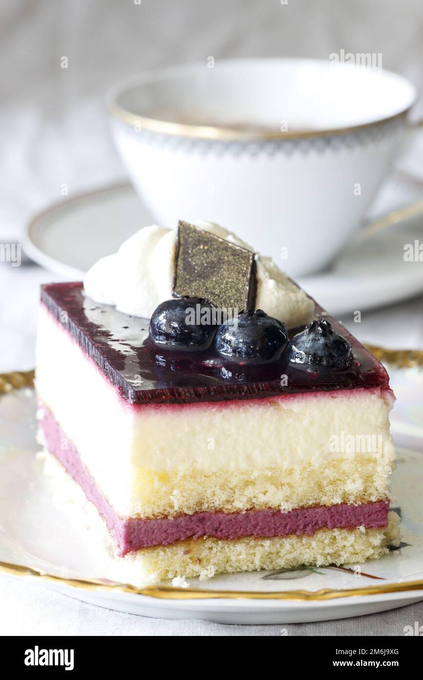 Torta al mirtillo e cappuccino Foto Stock