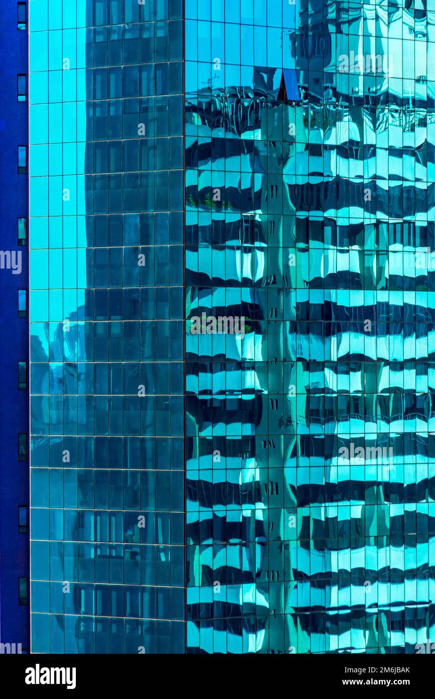 Riflessi della città nei vetri dell'edificio commerciale Foto Stock