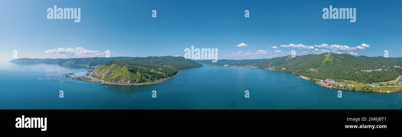 Il fiume Angara in Siberia lascia il lago Baikal vicino all'insediamento di Listvyanka. Vista panoramica dall'alto. Foto Stock