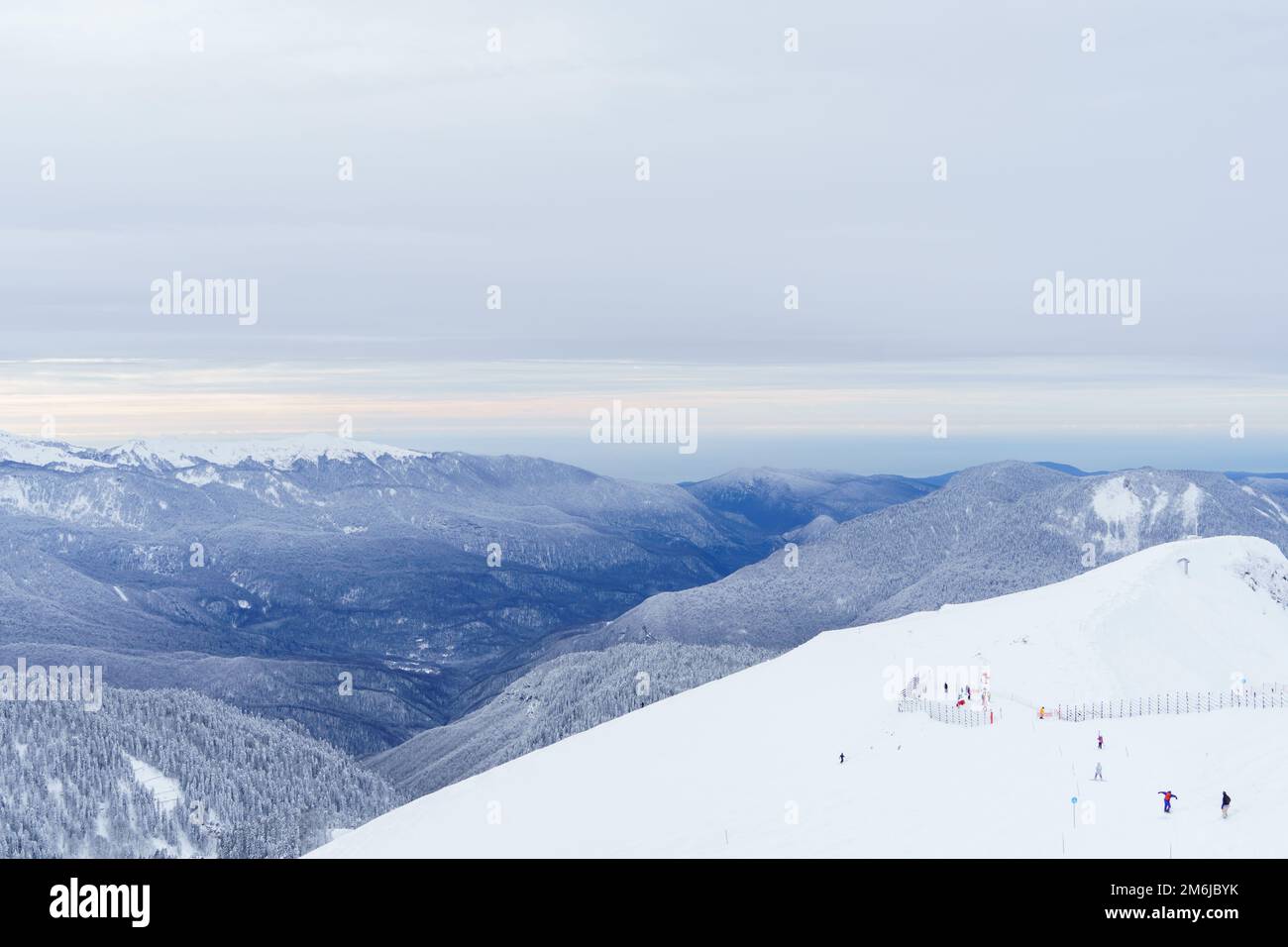 Paesaggio montano invernale: Il Rosa Khutor Alpine Resort vicino Krasnaya Poliana sfondo panoramico. Foto Stock
