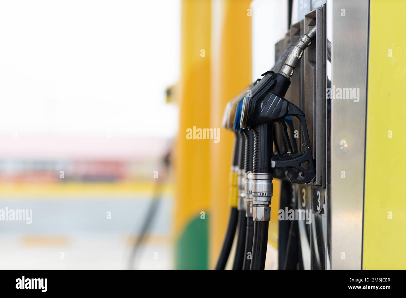 Pistola di riempimento in mano alla stazione di servizio Foto Stock