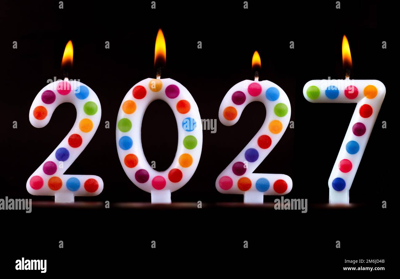 Candele colorate scrivere numeri fiamma felice anno nuovo 2027 Foto Stock