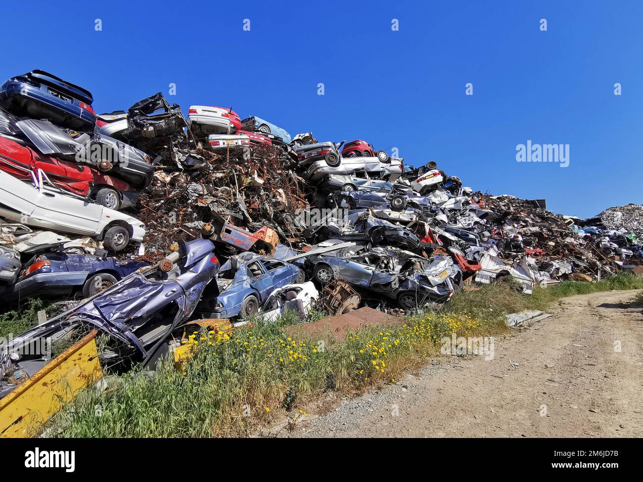 Cumulo di vari rottami auto e altri metalli su un deposito spazzatura pronto riciclaggio industria. Foto Stock