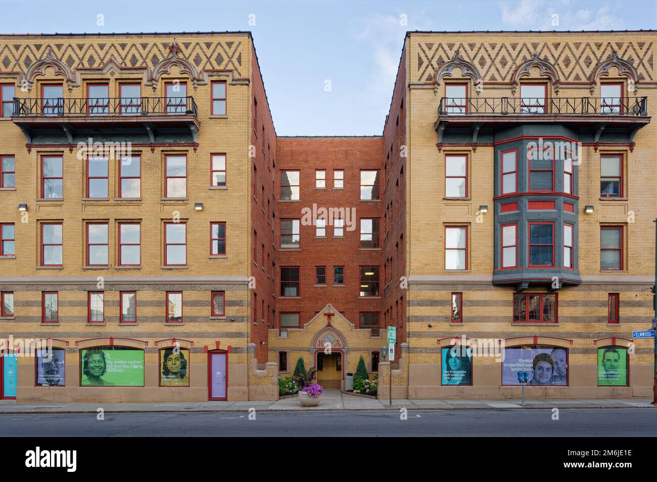 Edificio Roanoke al numero 204 di South Elmwood Avenue, prima dell'ampliamento. Un caso di un edificio di appartamenti convertito in uffici. Foto Stock