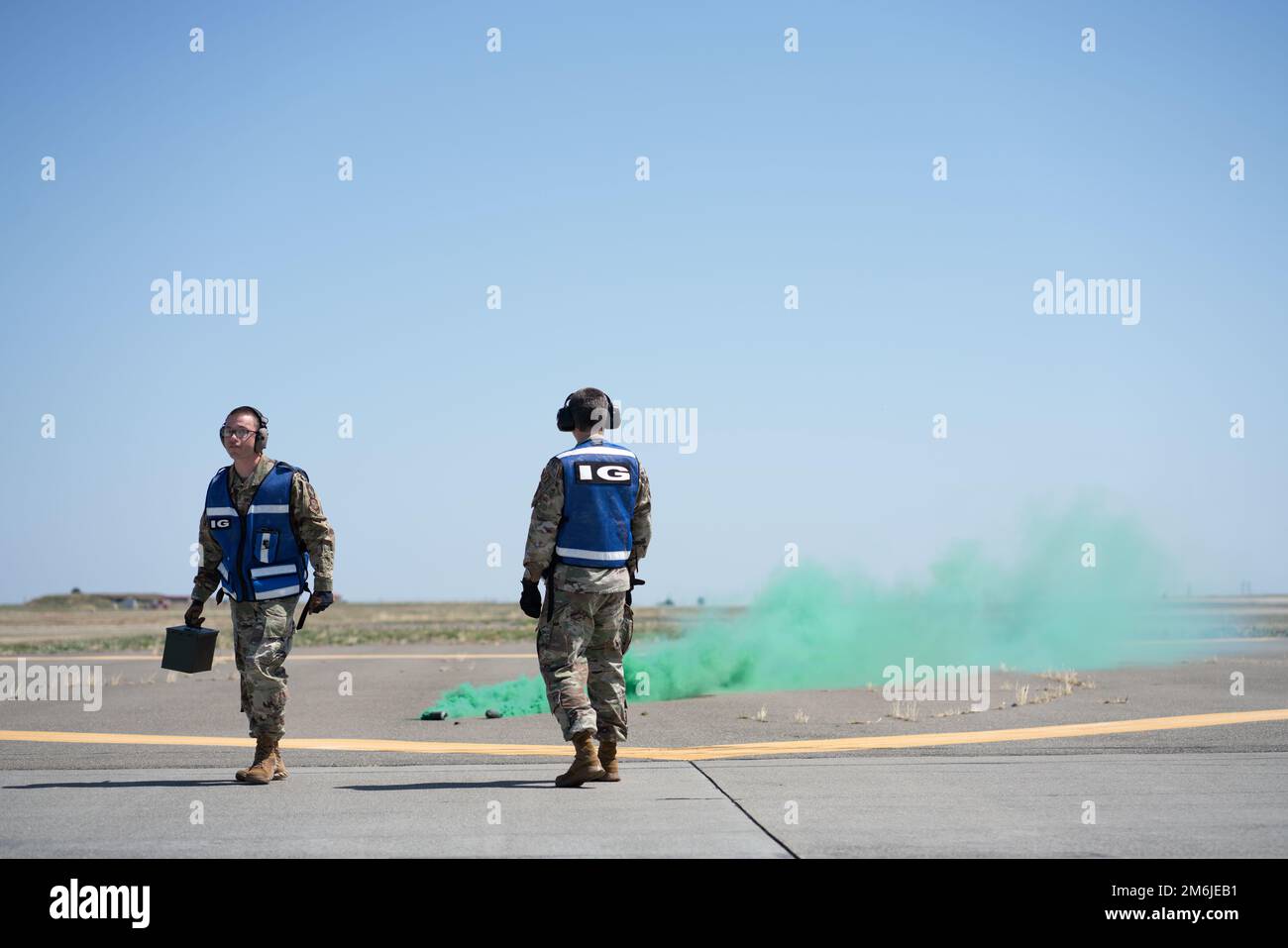 STATI UNITI Brennan Sumpter, destra, 60th Air Mobility Wing Vice ispettore generale, e Master Sgt. Joshua Thompson, 60th AMW Inspection General team manager, attivare il grande esercizio di risposta agli incidenti lanciando una bomba a fumo per simulare un incidente aereo alla base dell'aeronautica militare Travis, California, 28 aprile 2022. Lo scenario MARE ha simulato un incidente aereo e ha incluso il coordinamento con agenzie esterne per addestrare realisticamente Travis Airmen a rispondere in caso di incidente. Foto Stock