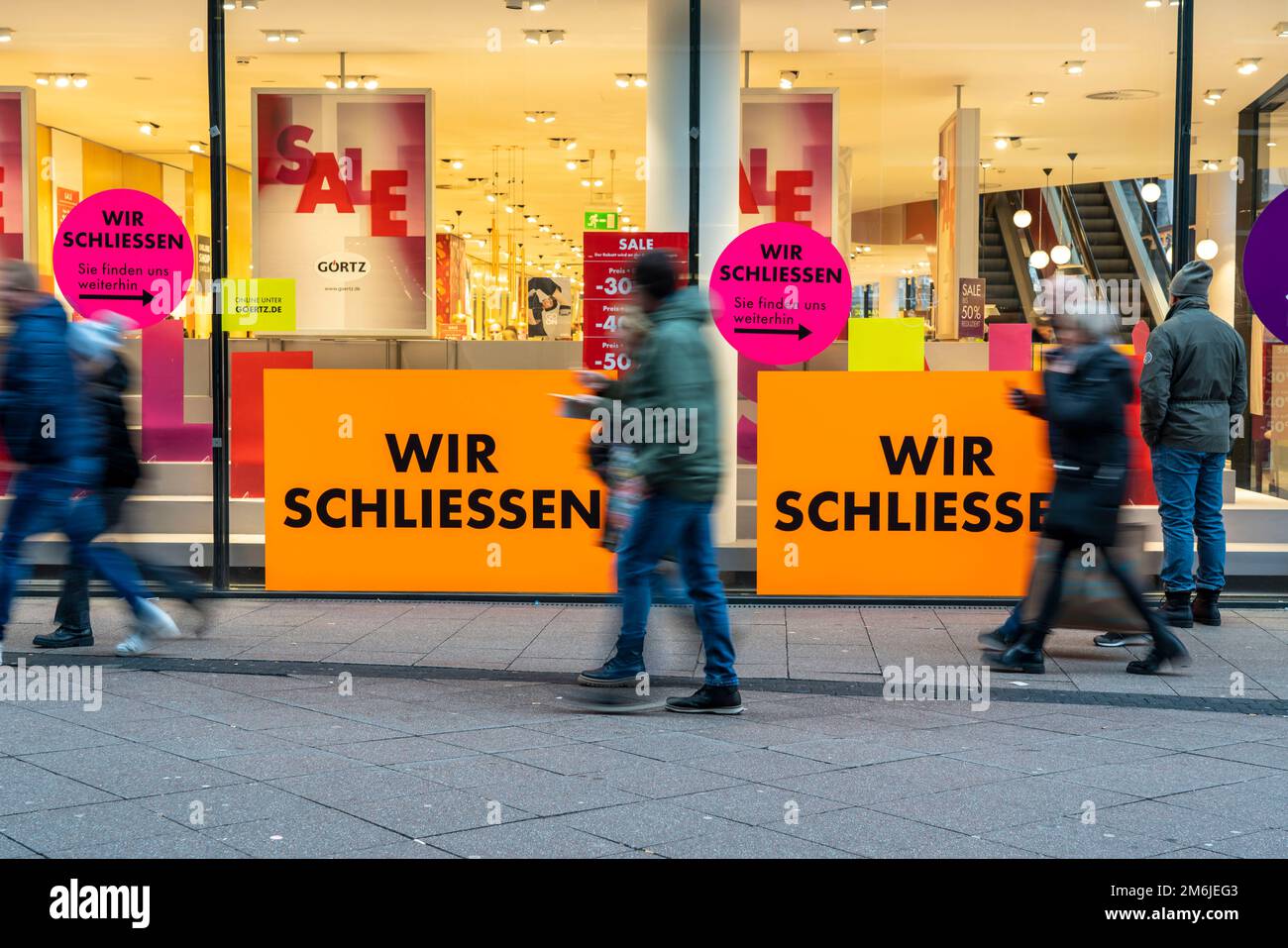 Via dello shopping, zona pedonale, chiusura negozio di scarpe, vendita in liquidazione, chiusura di attività, Limbacher Straße, Essen, NRW, Germania, Foto Stock