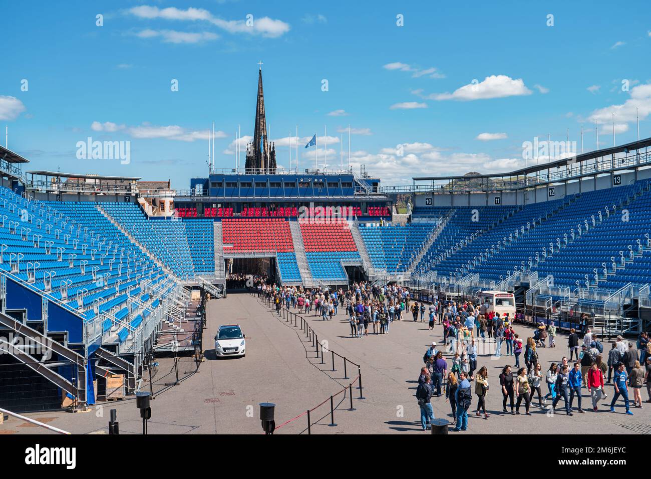 La gente cammina attraverso la tribuna militare di Edinburgo a Edinburgo in Scozia Foto Stock