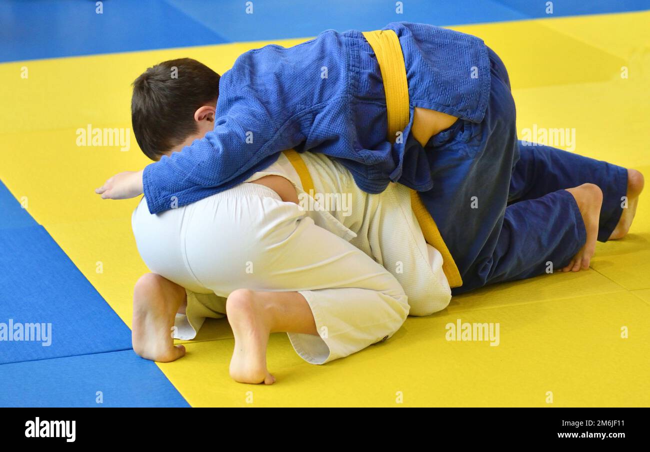 I ragazzi gareggiano in Judo Foto Stock