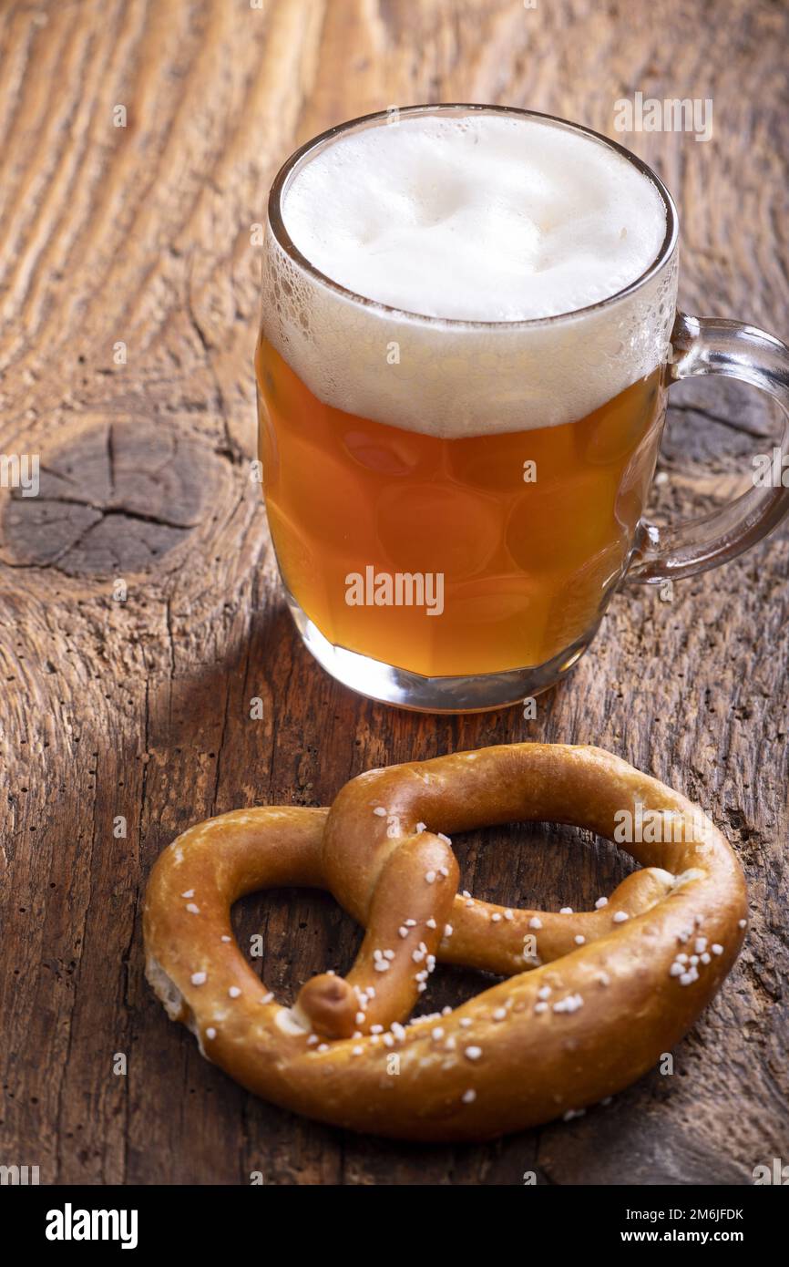 Birra bavarese e un pretzel Foto Stock