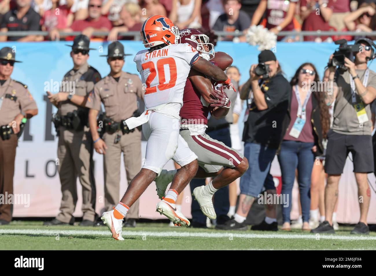 Tampa FL USA; Mississippi state Bulldogs Wide Receiver Lideatrick Griffin (5) corre in downfield per fare una ricezione mentre coperto da Illinois Fighting i Foto Stock