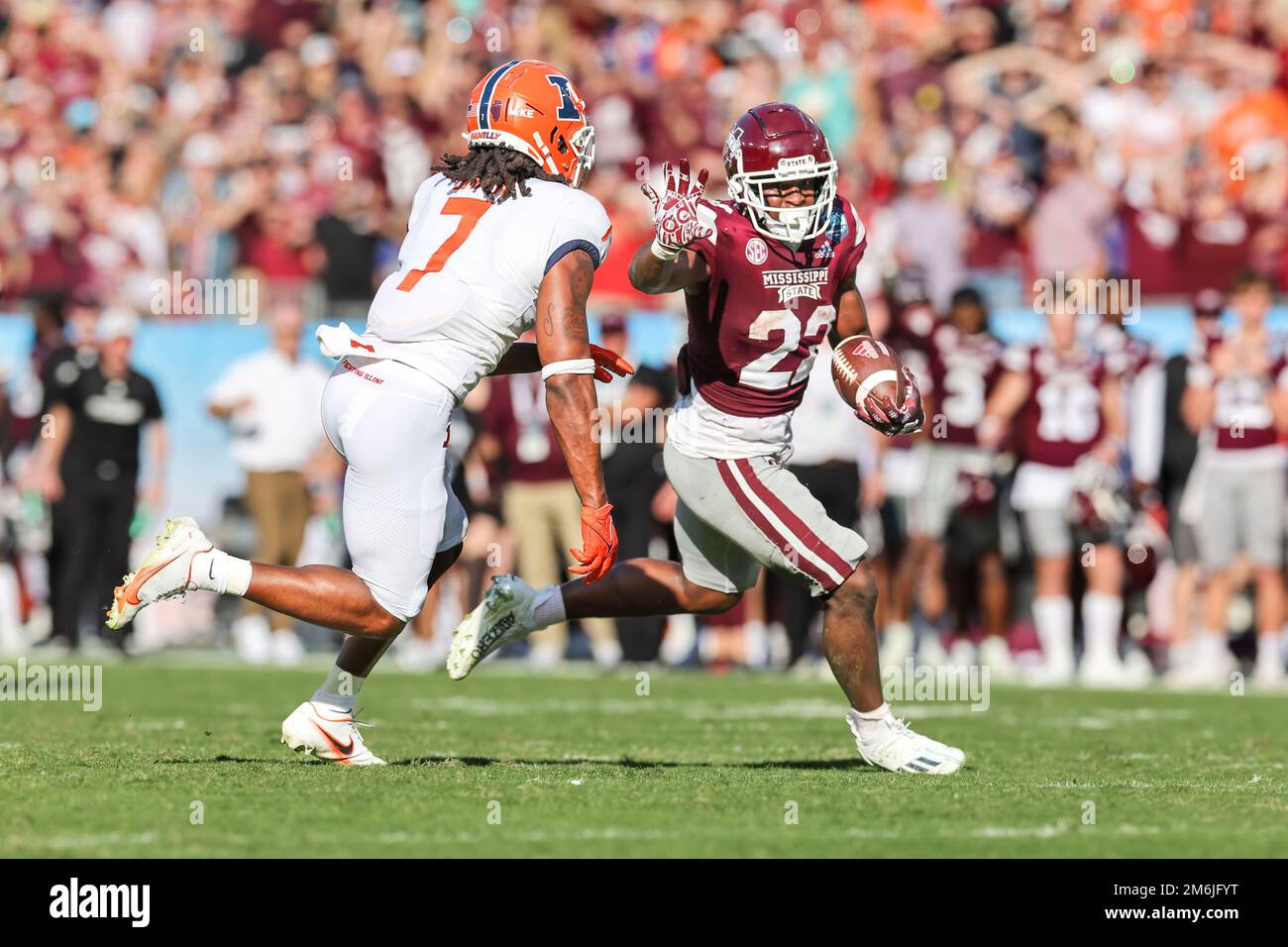 Tampa FL USA; Mississippi state Bulldogs che corrono indietro Simeon Price (22) corre con la palla con Illinois Fighting Illini difensiva indietro Kendall Smith Foto Stock