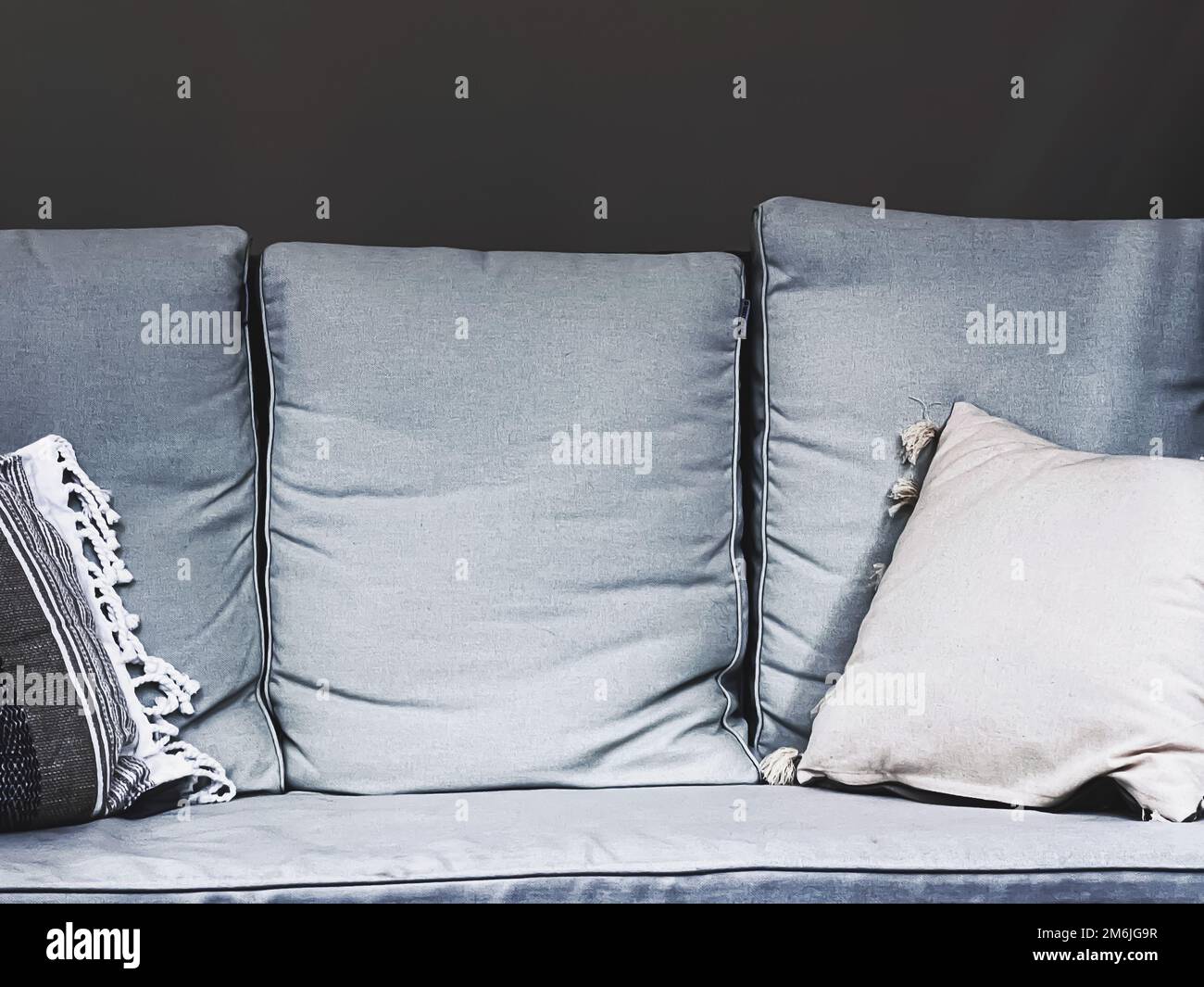 Arredamento da giardino dettaglio design, divano esterno e cuscini come arredamento casa e patio o terrazza interni Foto Stock