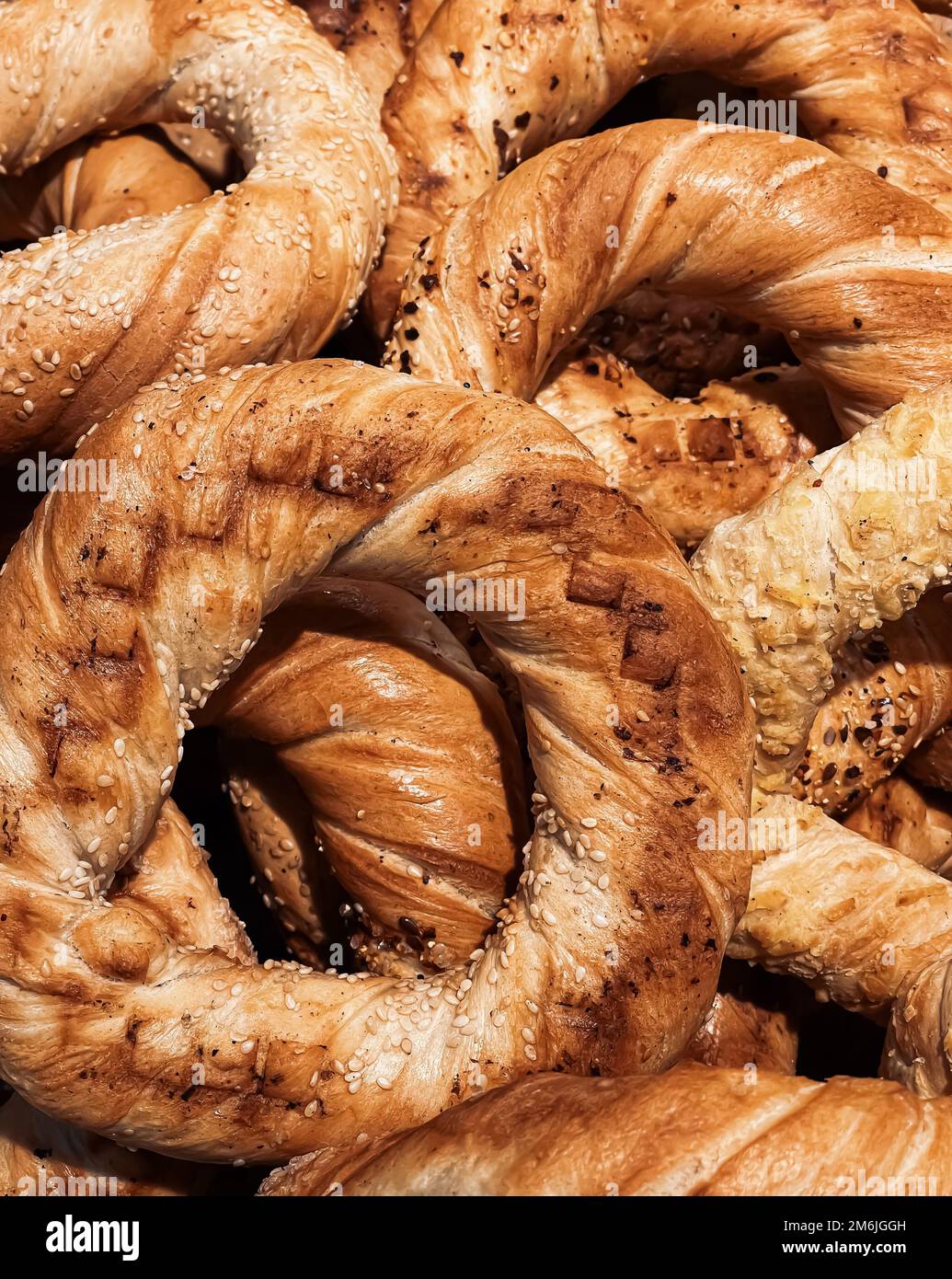 Pagnotte fresche di pane e panini in una panetteria rustica, prodotti da forno su sfondo rustico e mercato alimentare di campagna Foto Stock