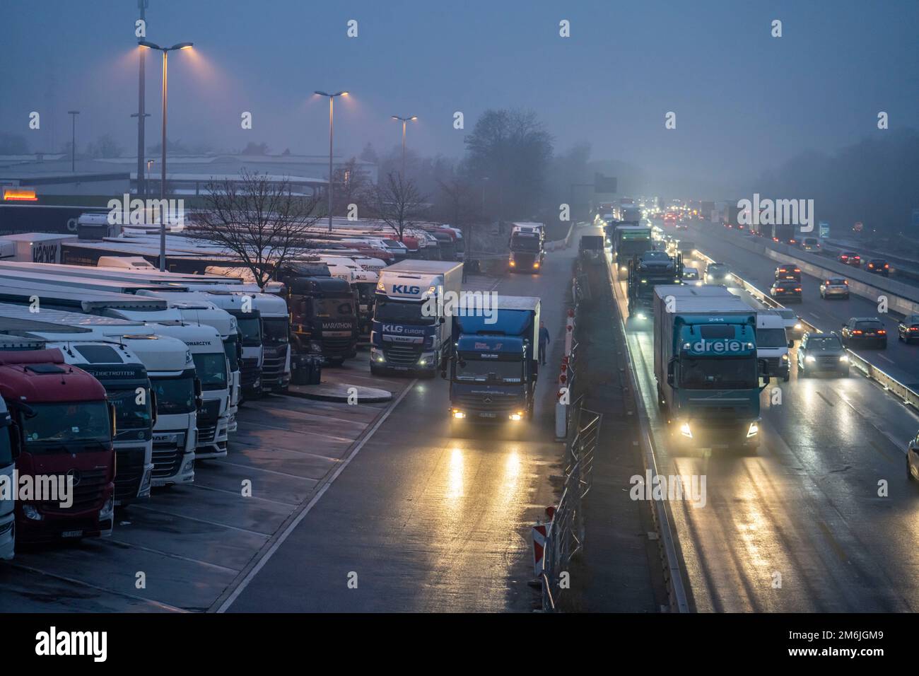 Traffico pesante sulla A2 presso l'area di servizio Bottrop-Süd, parcheggio sovraffollato per camion in serata, Bottrop, NRW, Germania Foto Stock
