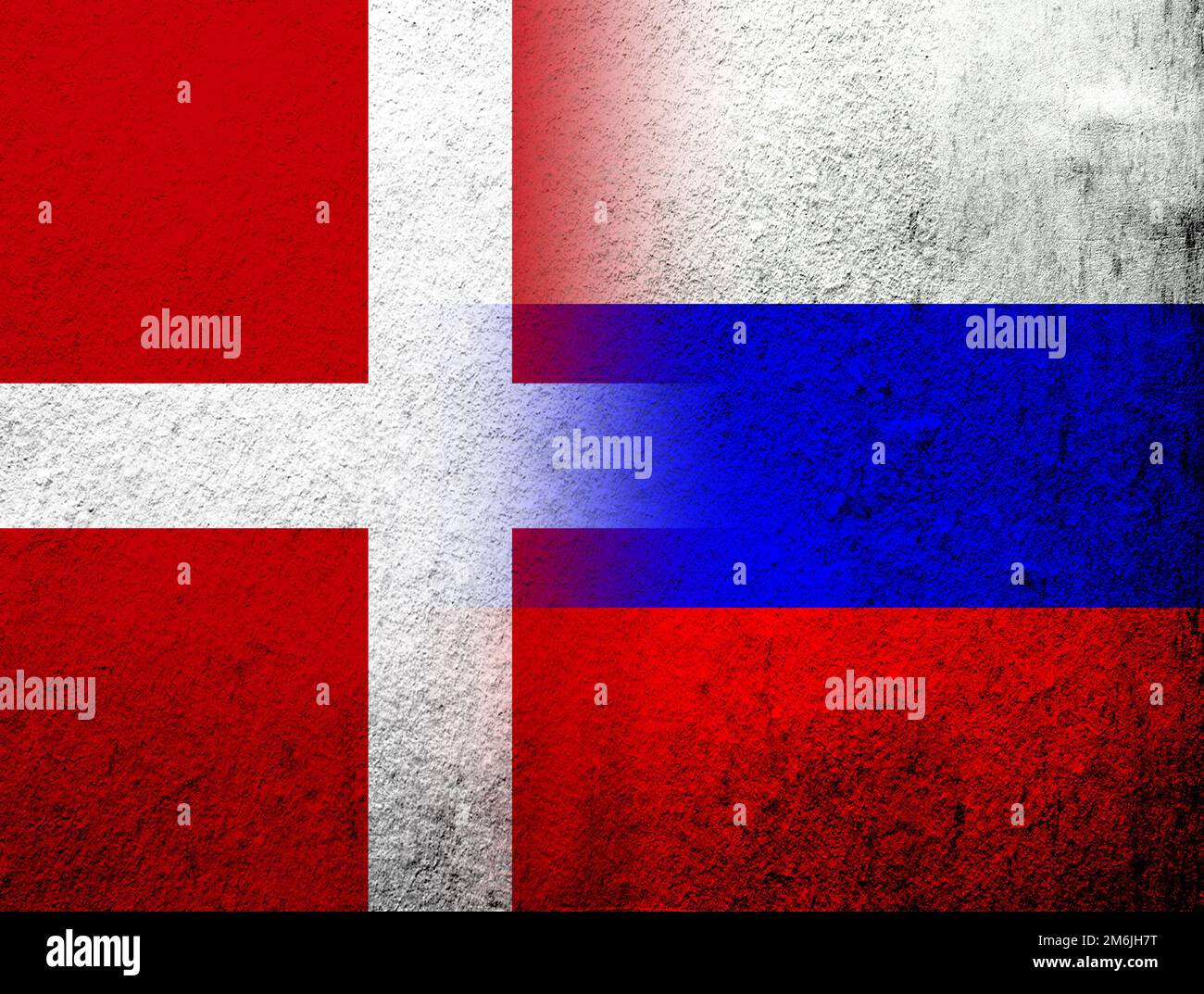 Regno di Danimarca bandiera nazionale con bandiera nazionale della Federazione russa. Grunge sfondo Foto Stock