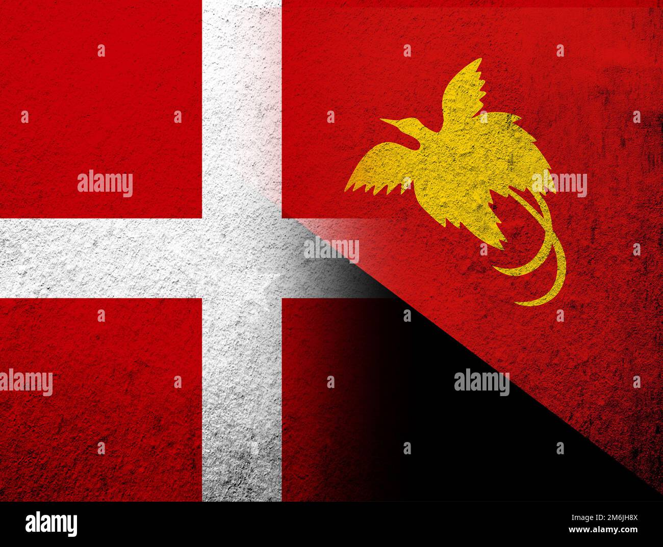 Il Regno di Danimarca bandiera nazionale con lo Stato indipendente di Papua Nuova Guinea bandiera nazionale. Grunge sfondo Foto Stock