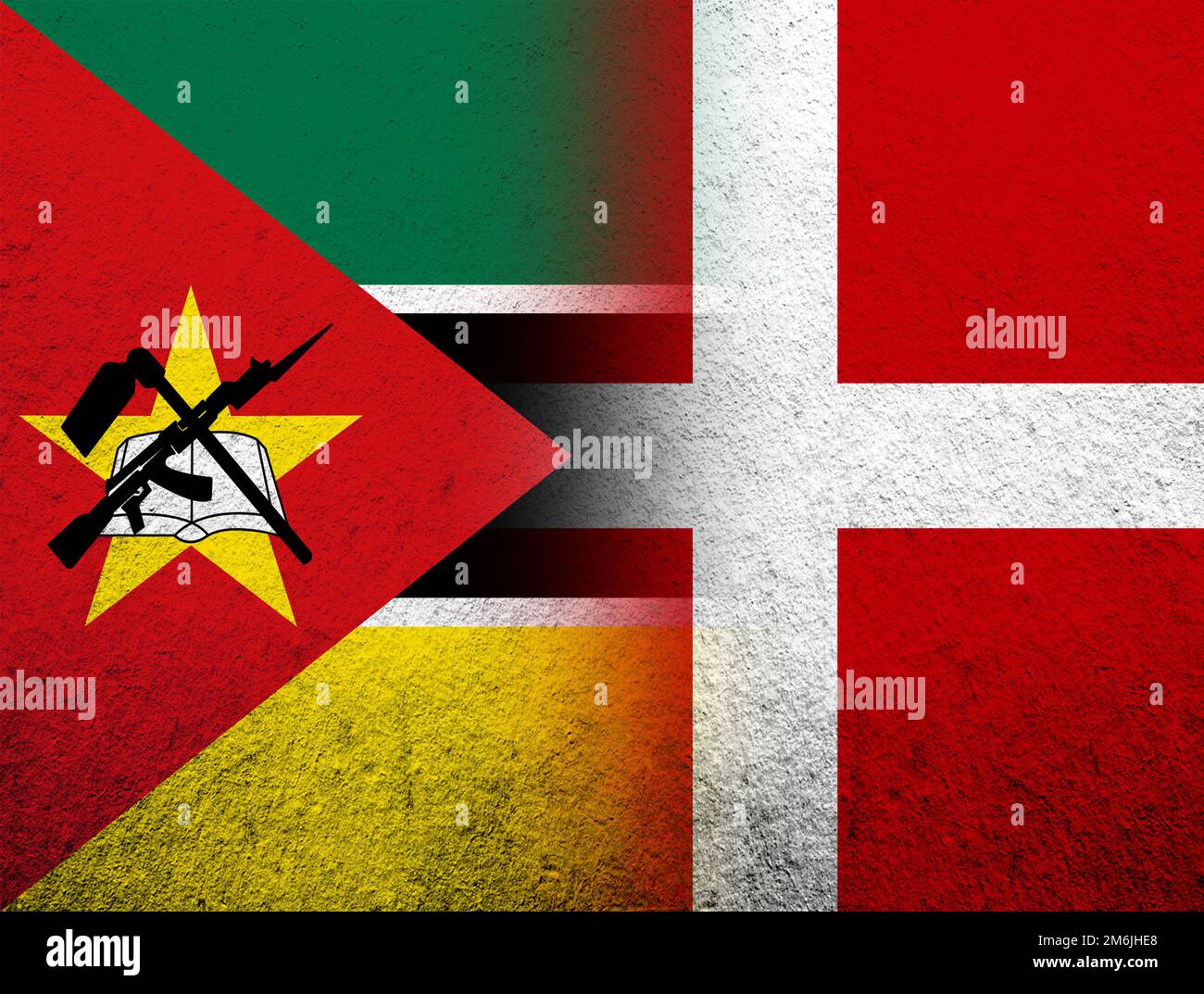 Regno di Danimarca bandiera nazionale con la Repubblica del Mozambico bandiera nazionale. Grunge sfondo Foto Stock