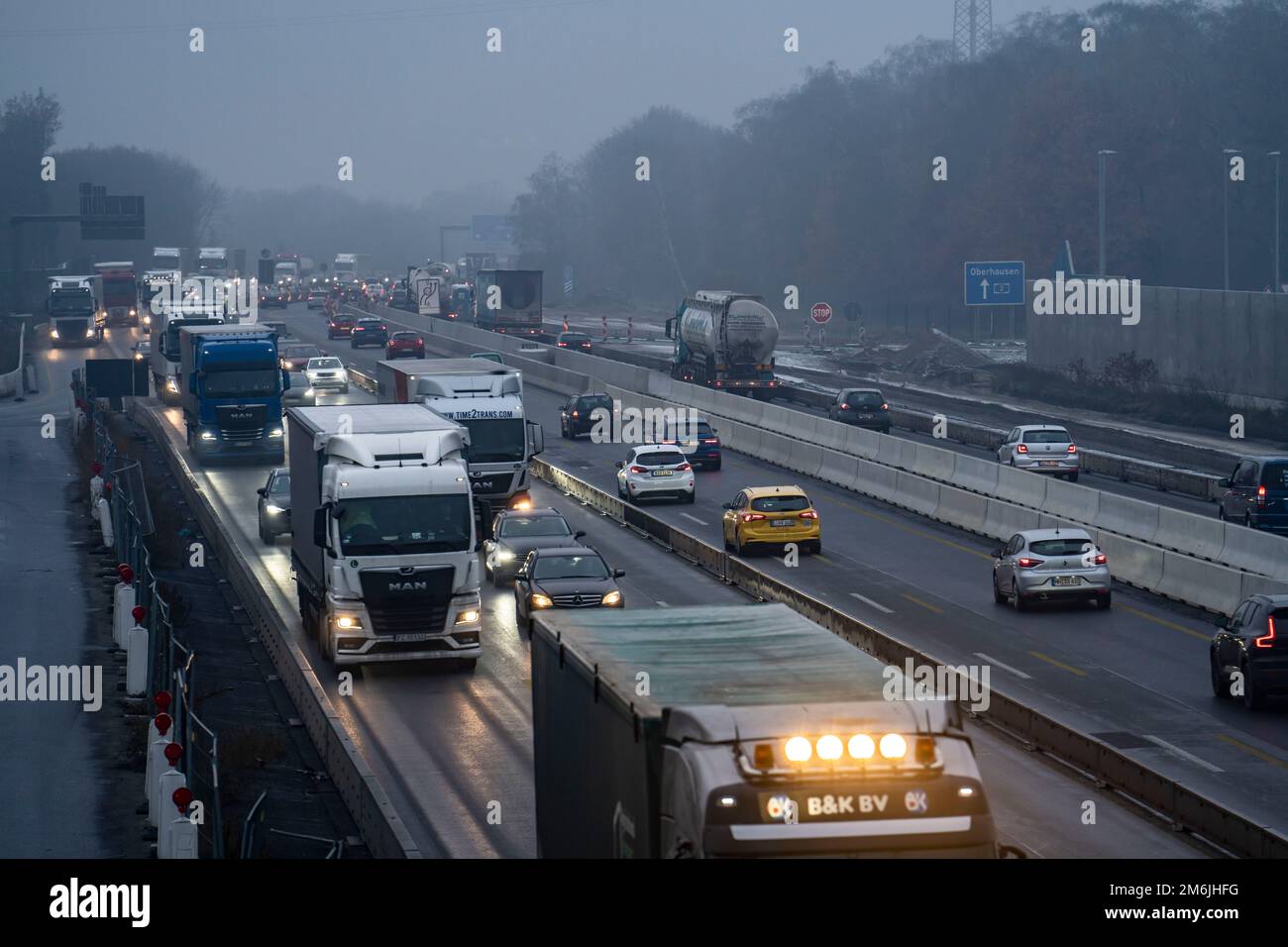 Traffico intenso sulla A2 presso l'area di servizio Bottrop-Süd, Bottrop, NRW, Germania Foto Stock