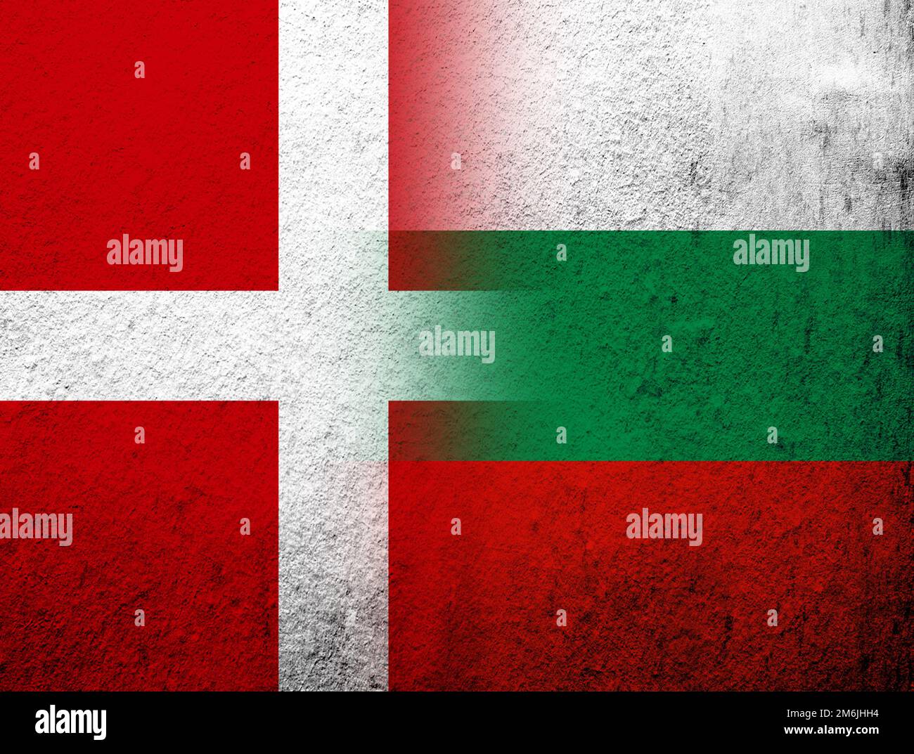 Regno di Danimarca bandiera nazionale con la Repubblica di Bulgaria bandiera nazionale. Grunge sfondo Foto Stock