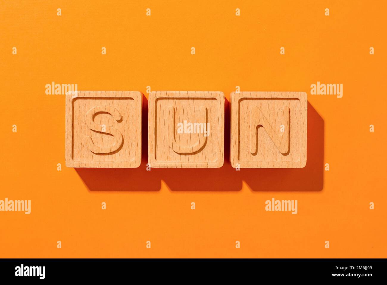 Bella parola sole su cubi di legno sfondo arancione , grande design per tutti gli scopi. Sfondo astratto. Estate conce vacanza Foto Stock