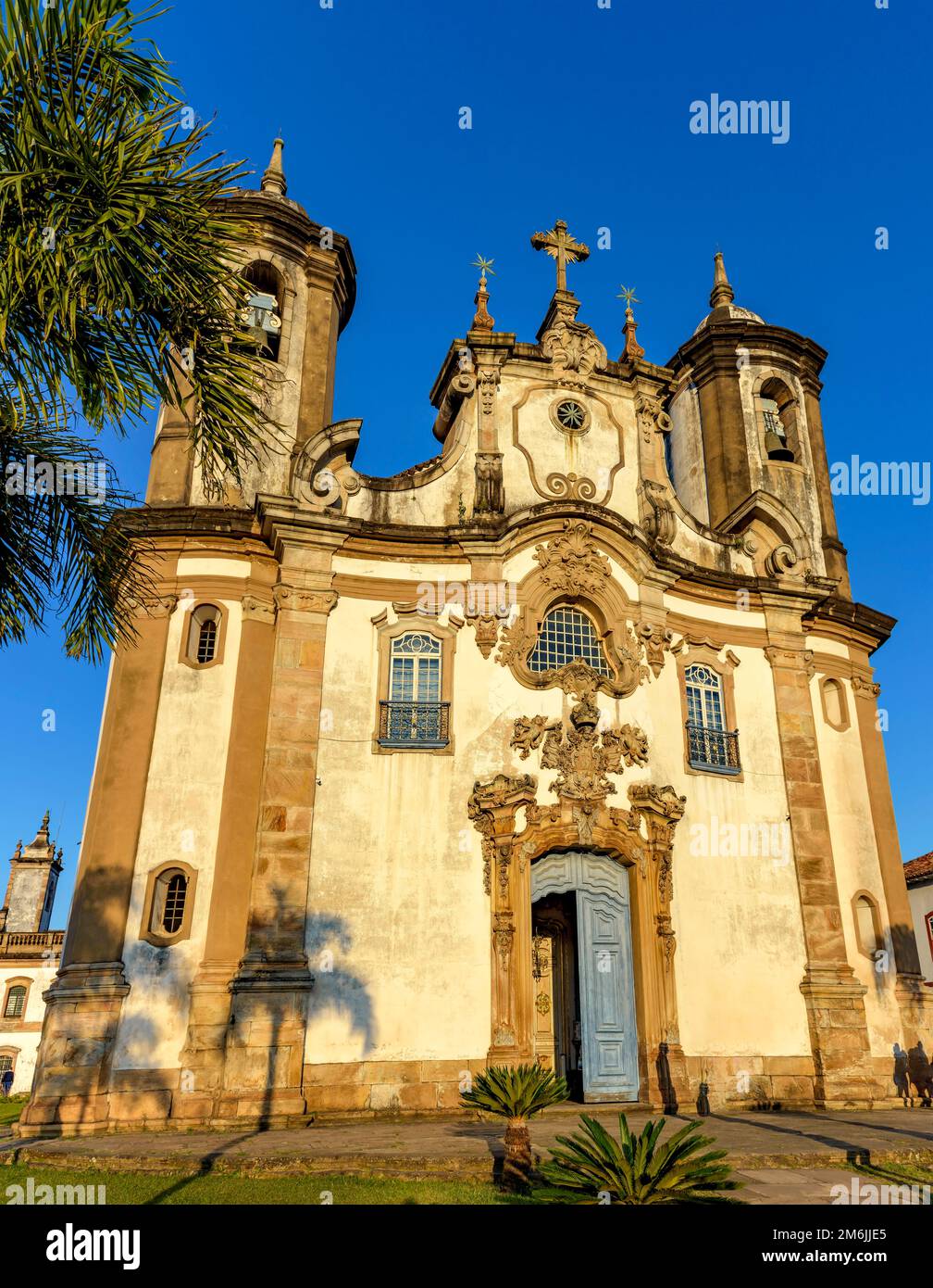 Facciata barocca della chiesa nel tardo pomeriggio a Ouro Preto Foto Stock