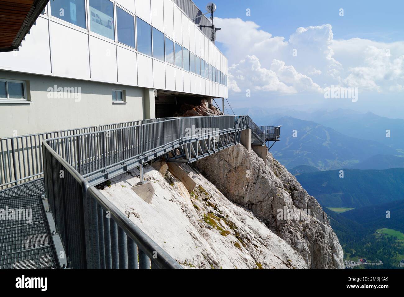 Pittoresche piste innevate del monte Dachstein nelle Alpi austriache, in una giornata di sole limpida (Steiermark, Schladming, Austria) Foto Stock