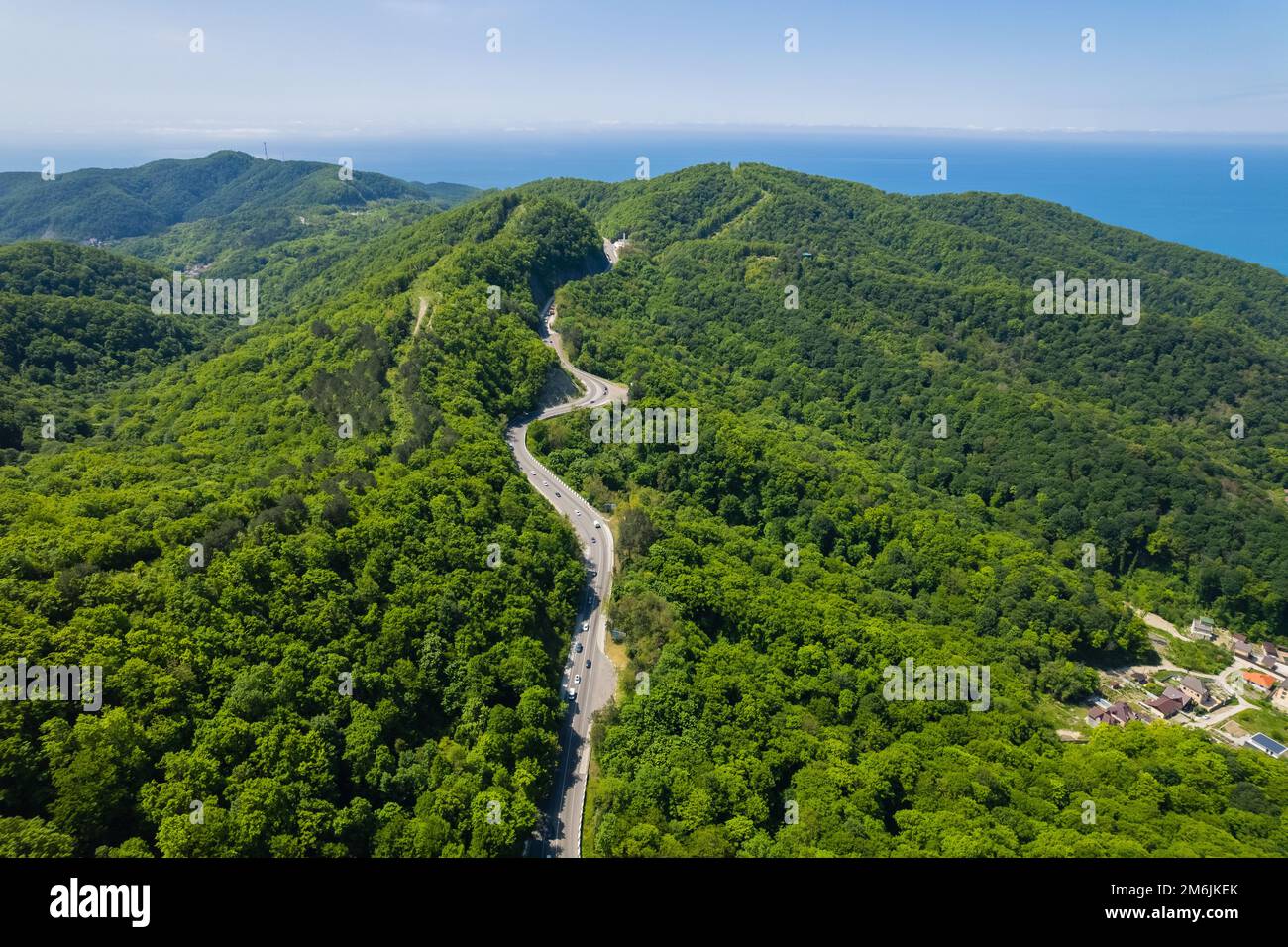 Vista aerea della strada tortuosa dal passo di montagna alto. Ottima gita su strada attraverso i fitti boschi. Vista panoramica degli uccelli. Foto Stock