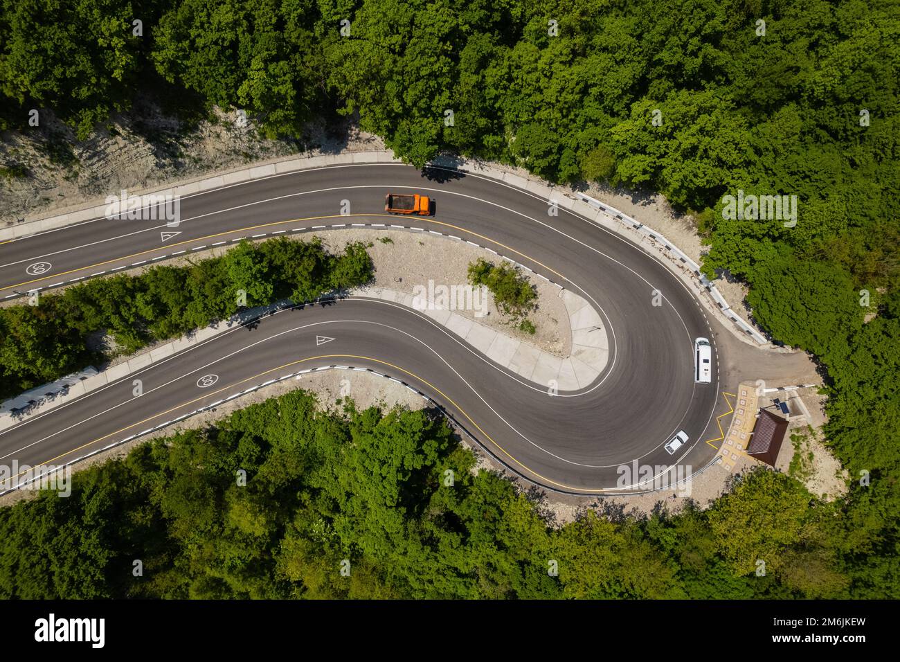 Vista aerea di automobili su una strada curva in montagna Foto Stock