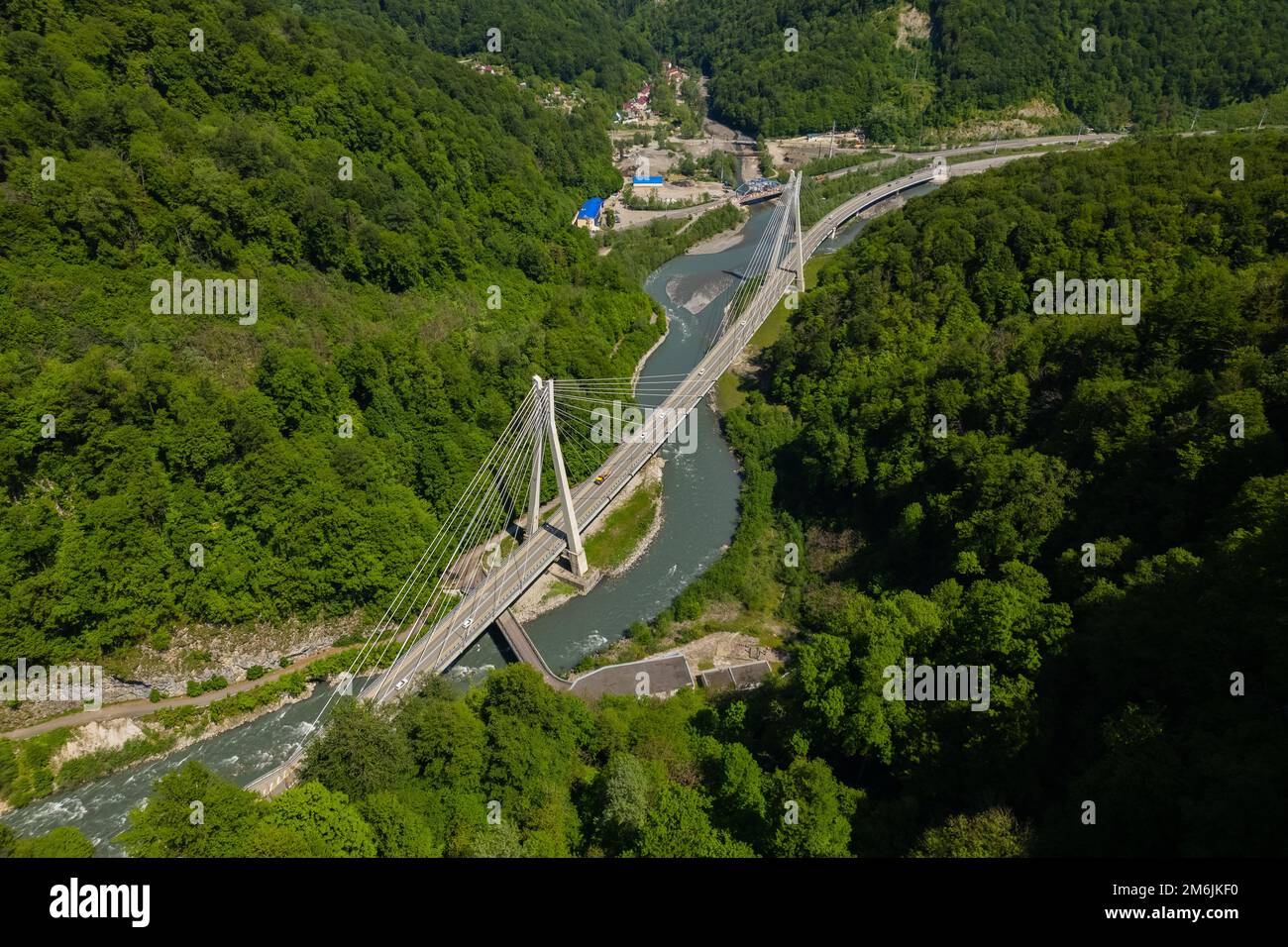 Ponte di cable-stay sull'autostrada Adler-Krasnaya Polyana. Vista aerea dell'auto che percorre la tortuosa strada di montagna di Sochi, Foto Stock