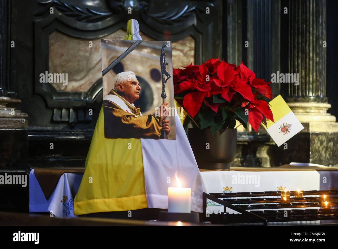 Cracovia, Polonia. 4th Jan, 2023. Chiesa di San Francesco d'Assisi commemora il compianto Papa Emerito Benedetto XVI con il suo ritratto a nastro nero, il 04 gennaio 2023 a Cracovia, in Polonia. Benedetto XVI, il cui nome secolare era Joseph Aloisius Ratzinger, morì il 31 dicembre all'età di 95 anni. I funerali di Benedetto si terranno il 5th gennaio a San Piazza Pietro nella Città del Vaticano. (Credit Image: © Beata Zawrzel/ZUMA Press Wire) Foto Stock