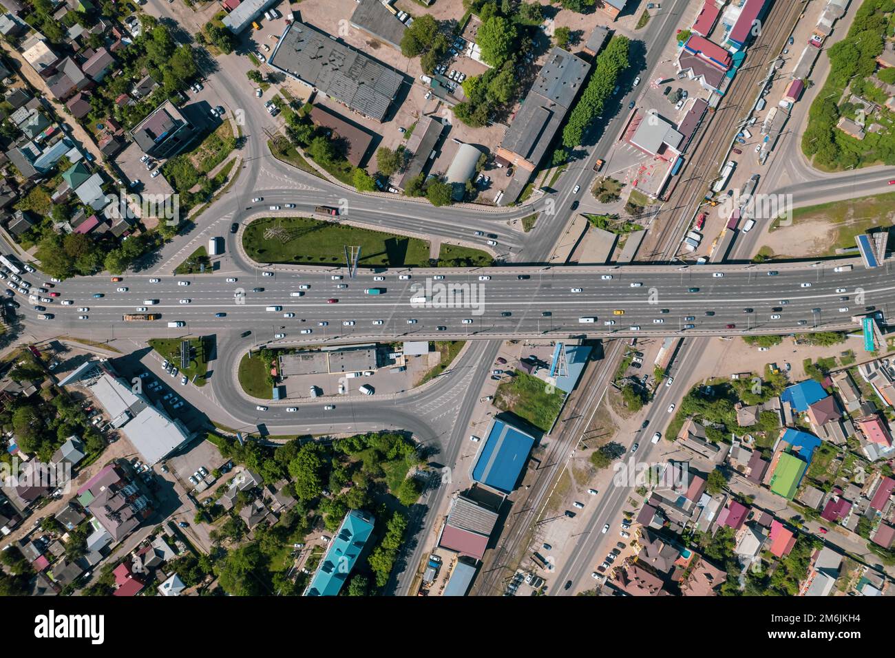Vista aerea dall'alto del ponte stradale con traffico, infrastrutture stradali. Risoluzione di un ingorgo stradale. Foto Stock