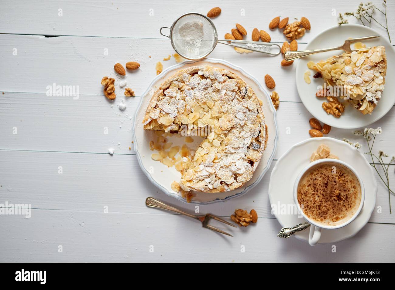 Tutta la deliziosa torta di mele con mandorle servita su un tavolo di legno Foto Stock