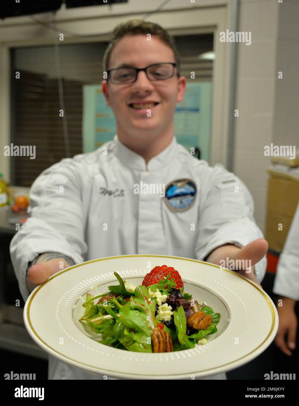 SILVERDALE, Wash--Uno studente mostra il suo lavoro durante il NAVSUP FLC Puget Sound Navy Food Management Team Wardroom Seminar Aprile 27. Il seminario fornisce agli Specialisti della Marina le informazioni e le abilità necessarie per operare in una wardroom sia a terra che a galla. Durante il seminario gli studenti preparano e servono un pasto formale che si aspettano di servire a visitatori illustri e dignitari stranieri. Foto Stock