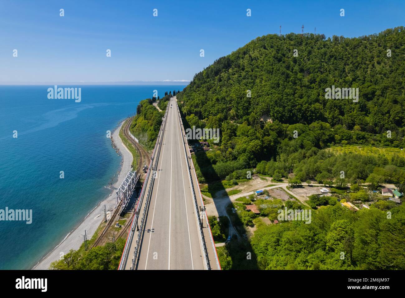 Il Viadotto Zubova Schel è un ponte stradale, Dzhubga - Adler strada federale. Vista aerea dell'auto che guida lungo la tortuosa montagna r Foto Stock