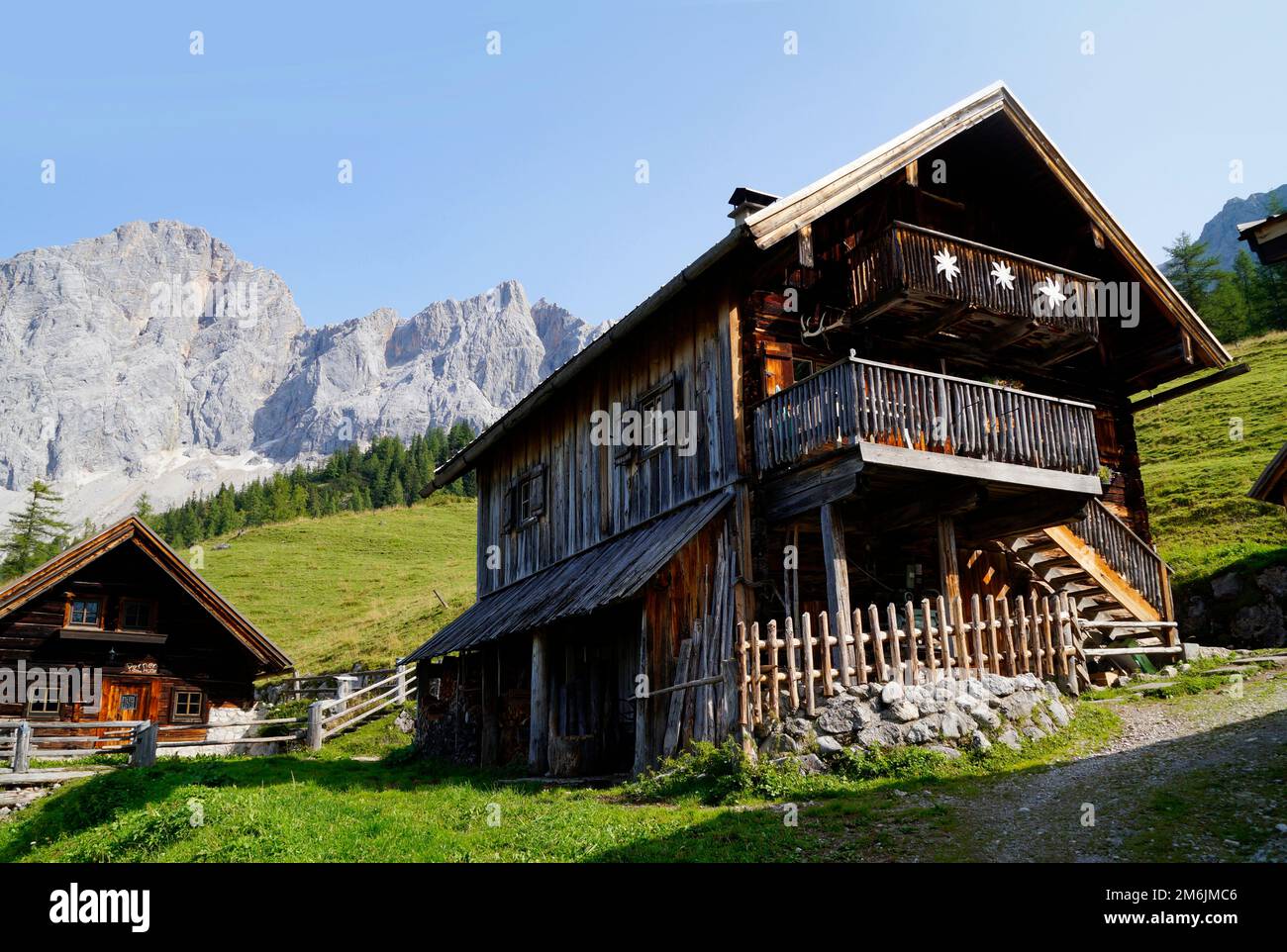 Villaggio alpino ai piedi del monte Dachstein nelle Alpi austriache della regione Schladming-Dachstein (Steiermark o Stiria, Austria) Foto Stock