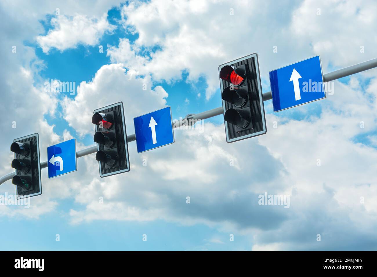 Semafori con un semaforo rosso contro il cielo Foto Stock