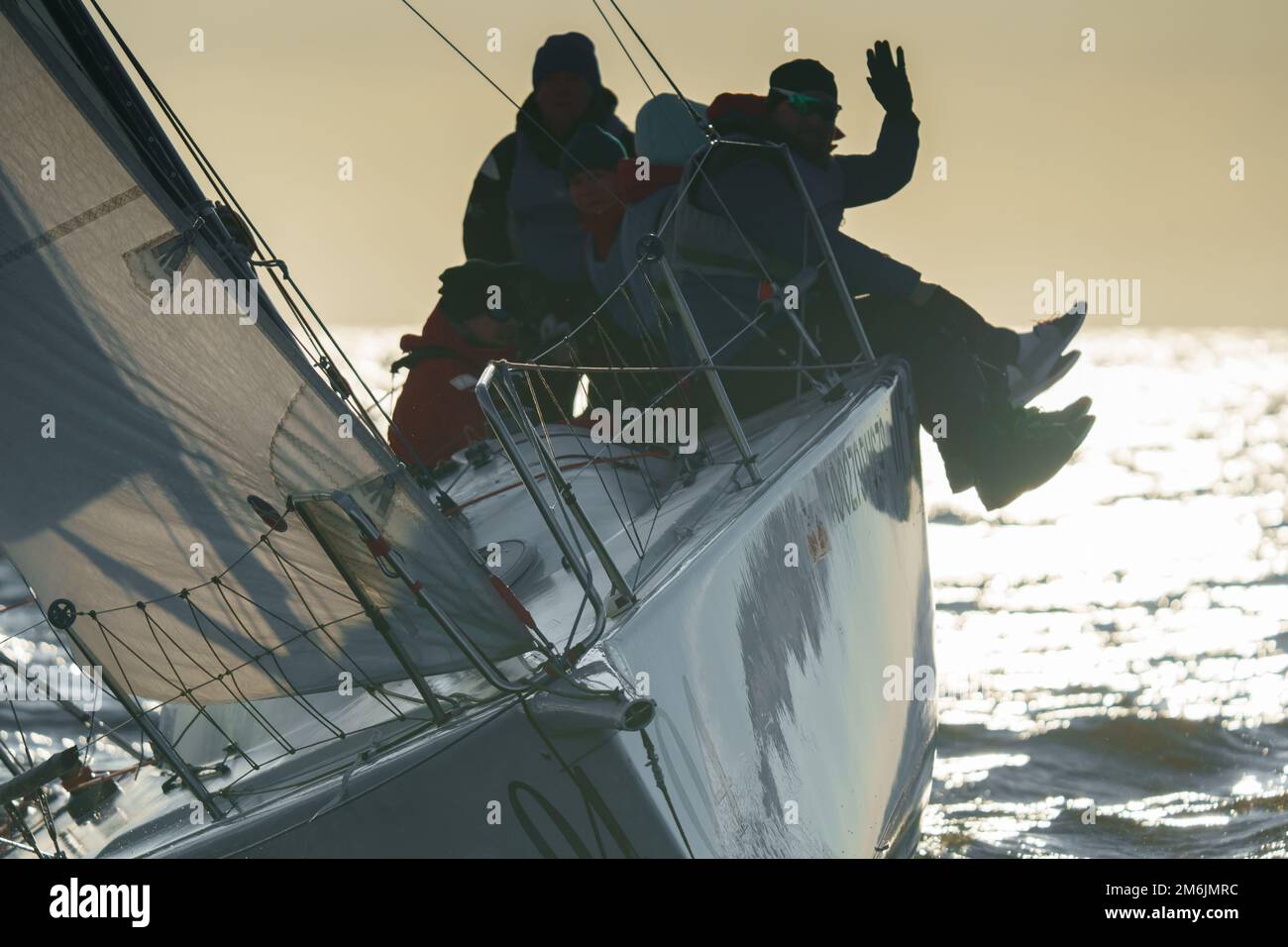 Russia, San Pietroburgo, 20 maggio 2022: Lavoro di squadra in regata vela al tramonto, acqua ferma, cielo limpido, corse calde Foto Stock Russia, San Pietroburgo, 20 maggio 2022: Lavoro di squadra in regata vela al tramonto, acqua ferma, cielo limpido, corse calde Foto Stock