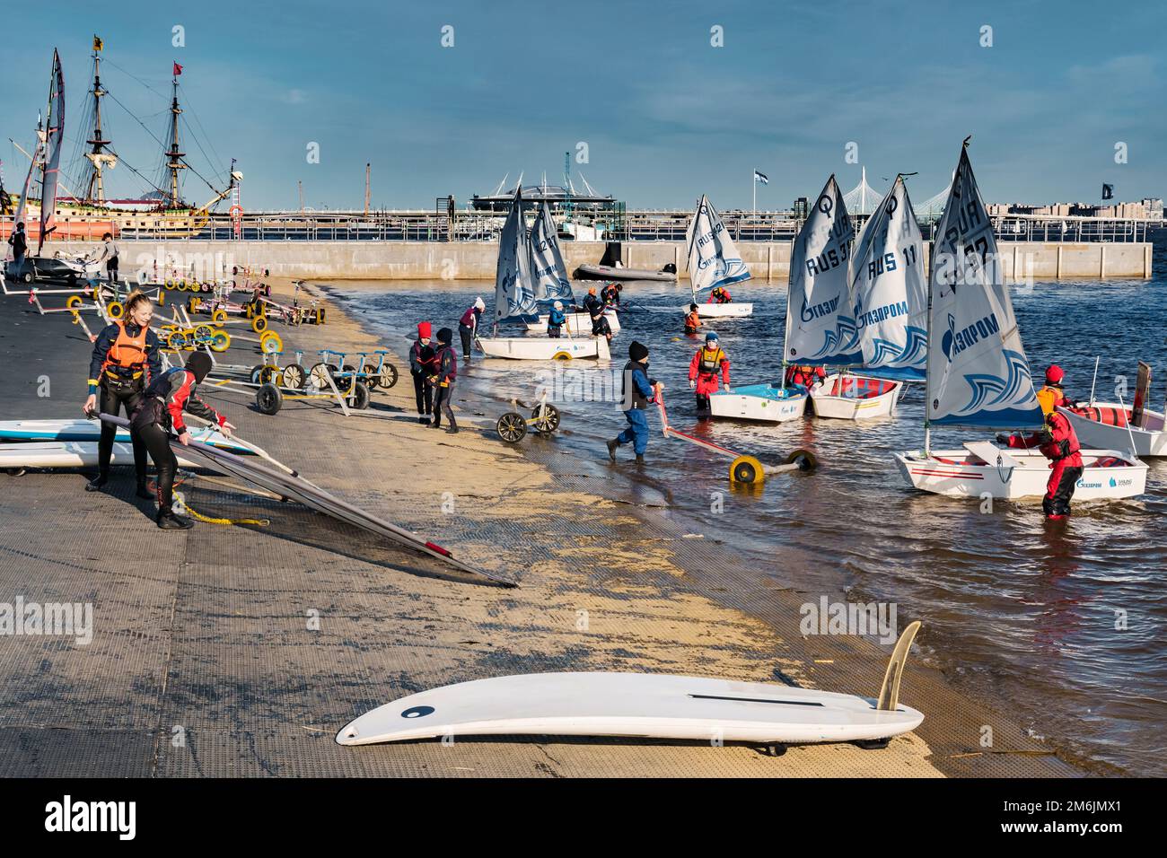 Russia, St. Petersburg, 20 maggio 2022: Studenti dell'accademia di vela su barche a vela nel nuovo porto marittimo dalla compagnia petrolifera Gazpr Foto Stock