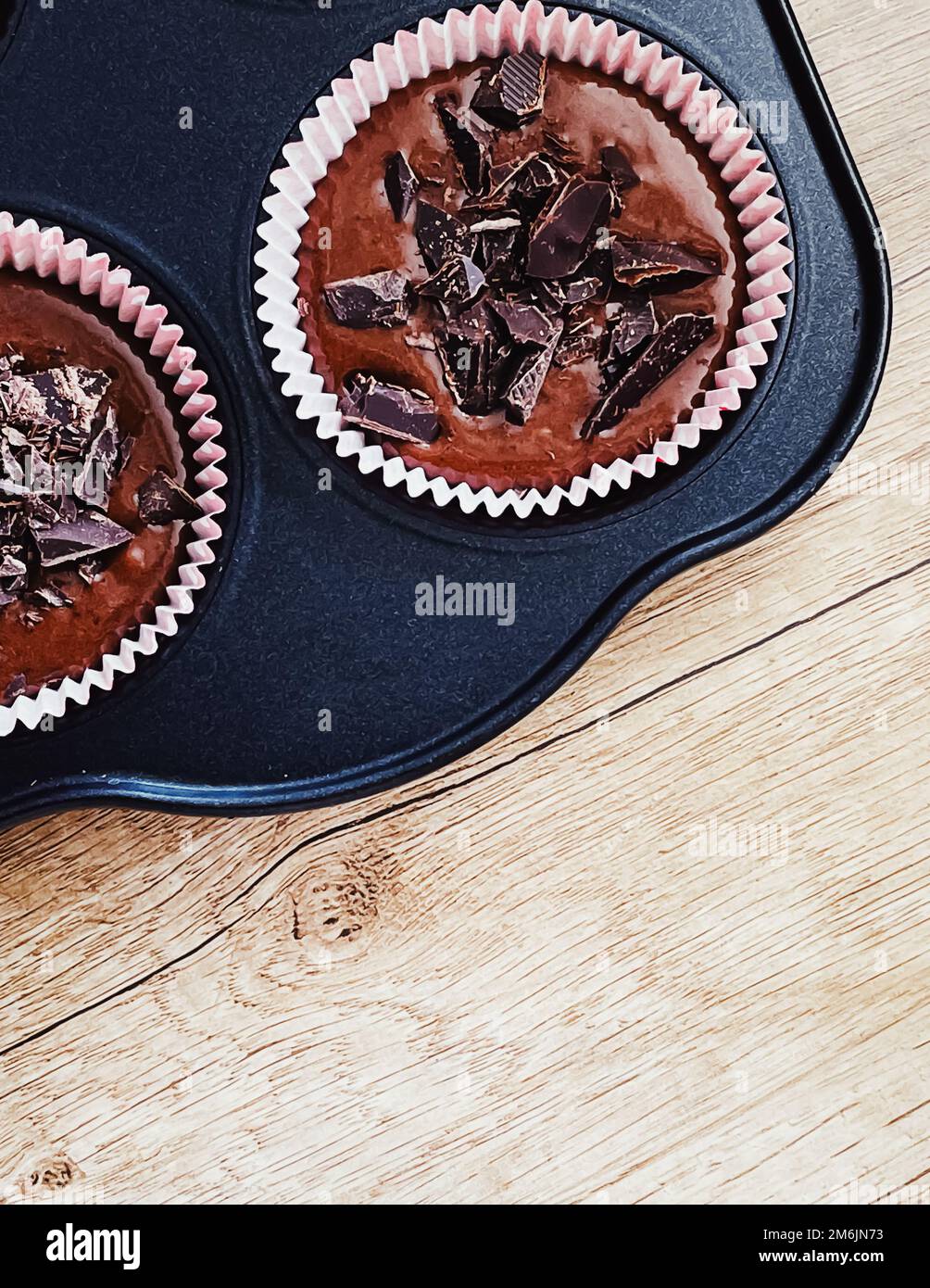 Pastella di muffin al cioccolato in forma di cottura, ricetta di torte fatte in casa, cibo e cucina Foto Stock