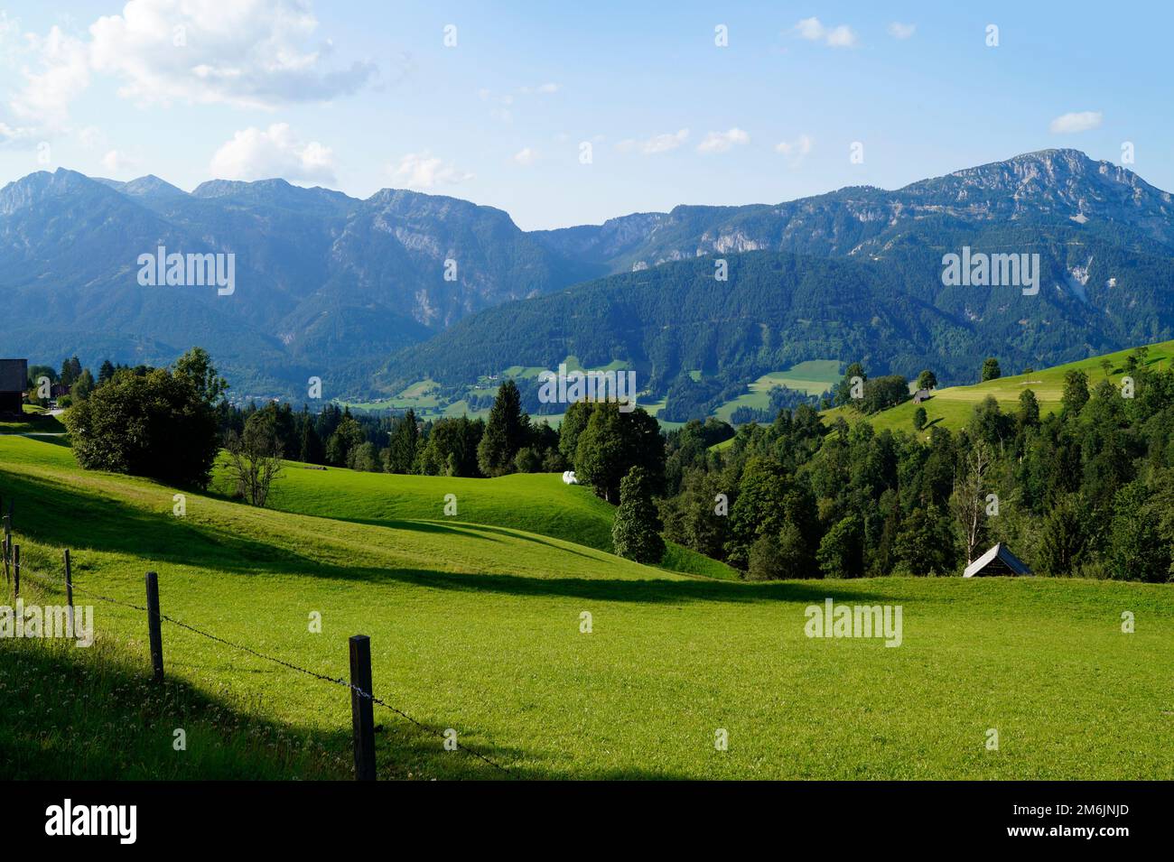 Un bel villaggio alpino nella verde valle alpina delle Alpi austriache della regione di Schladming-Dachstein (Steiermark o Stiria, Austria) Foto Stock