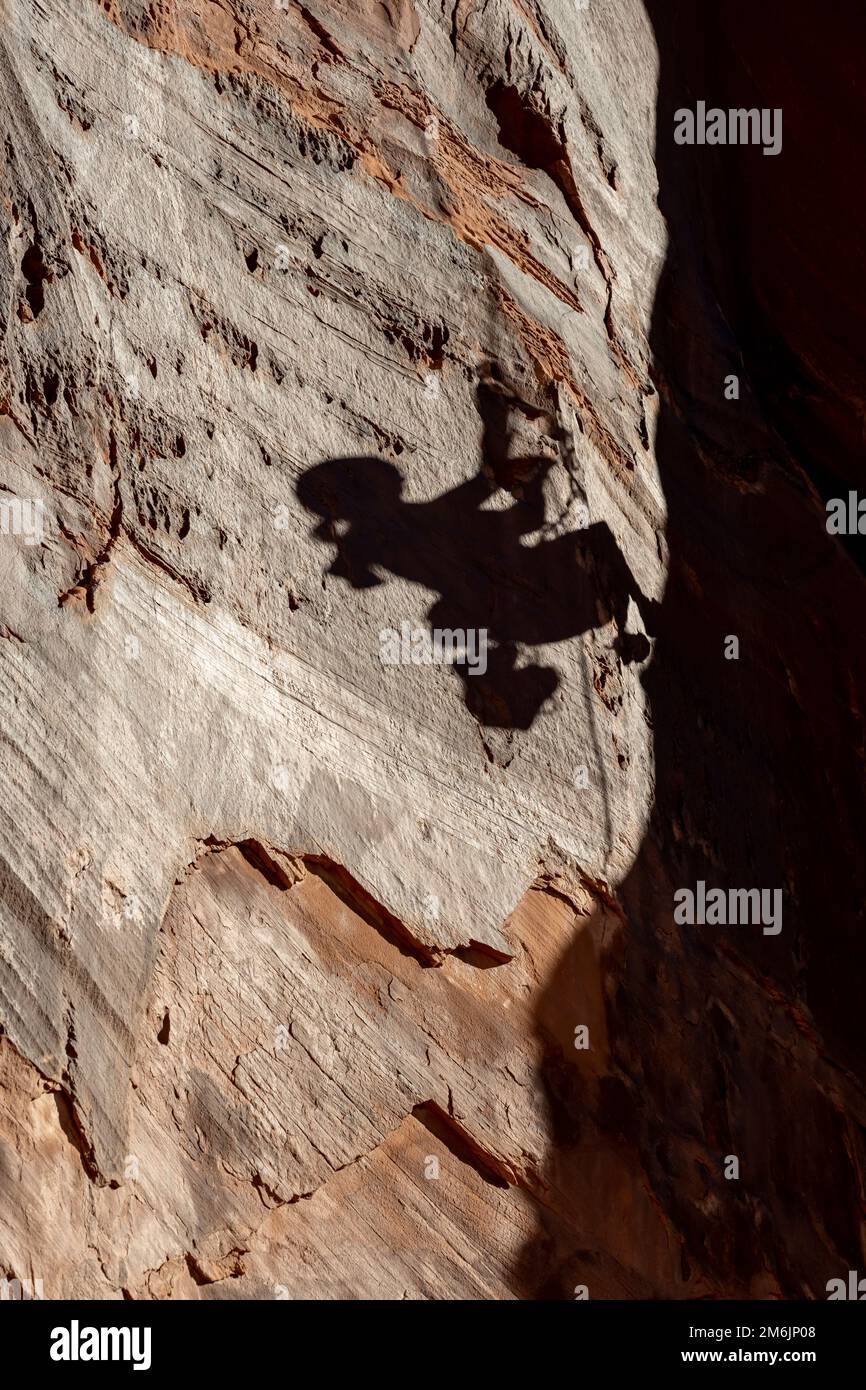 Ombra della donna che si arrampica sulla formazione rocciosa al Bride Canyon Foto Stock