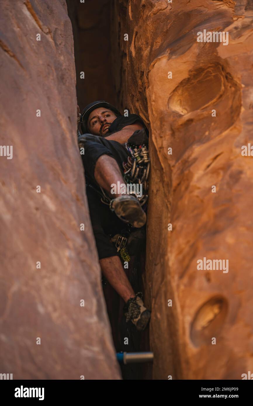 Vista dall'angolo basso dell'uomo tra le formazioni rocciose Foto Stock
