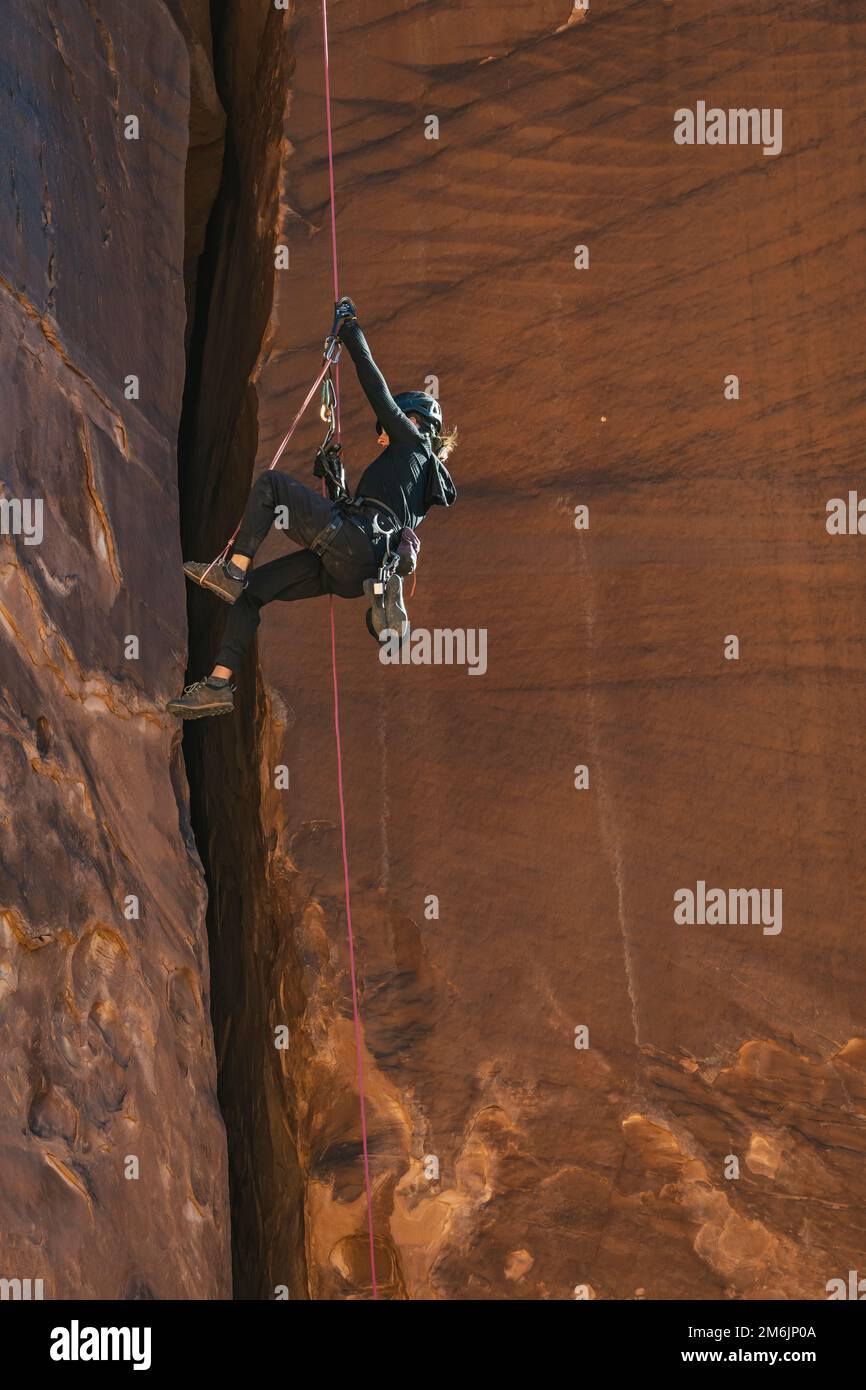 Vista dall'angolo basso della torre di roccia di arrampicata femminile al Bride Canyon Foto Stock