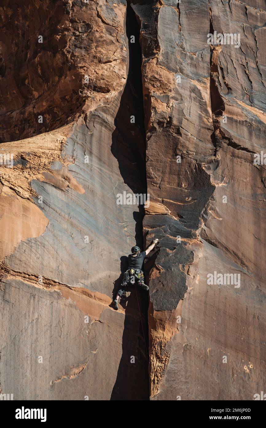 Vista dall'angolo basso della formazione di roccia di arrampicata femminile al Bride Canyon Foto Stock